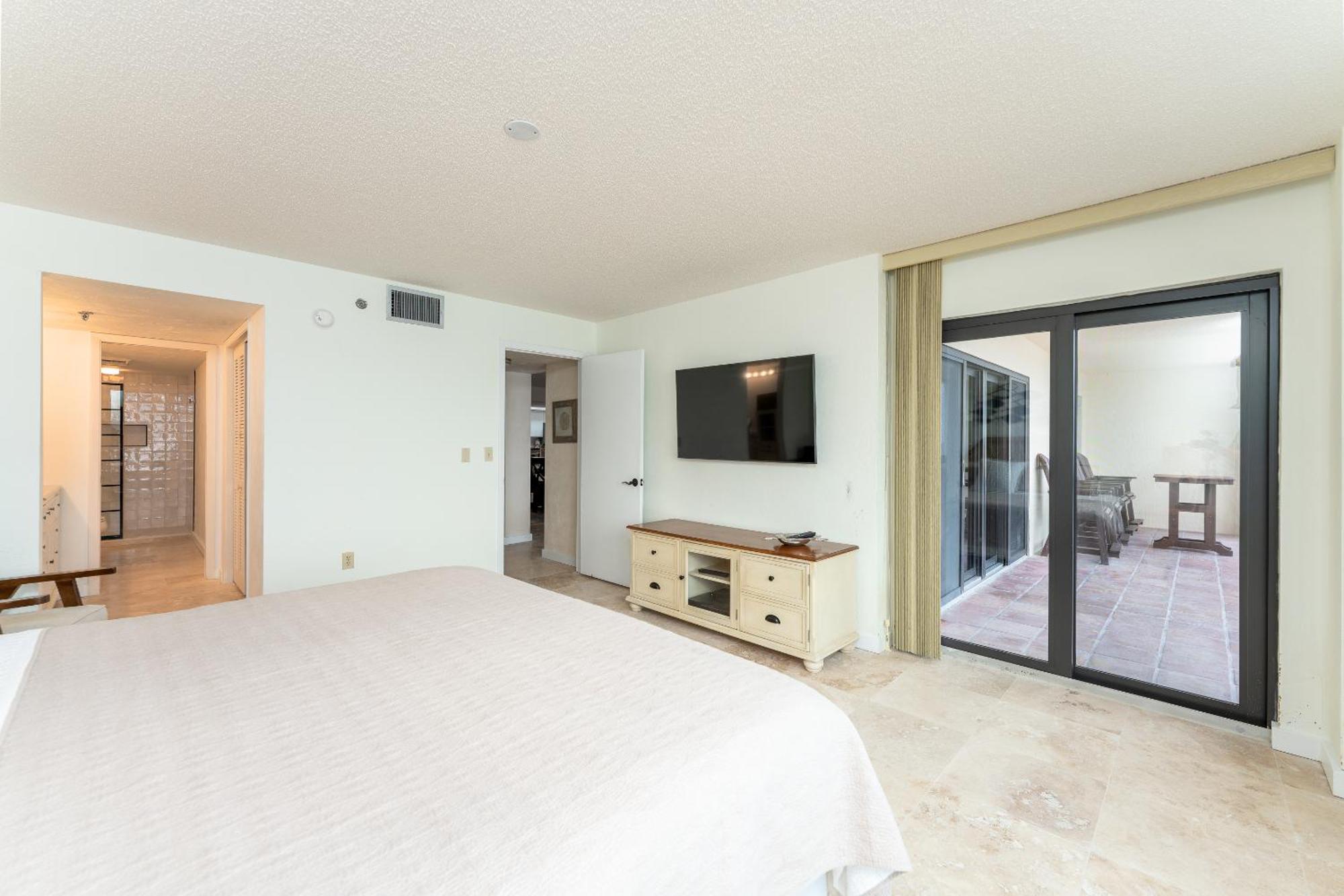 Luxury, Direct Oceanfront Unit And Balcony, Southeast Corner, Heated Pool, Garage Parking Holiday home Ormond Beach