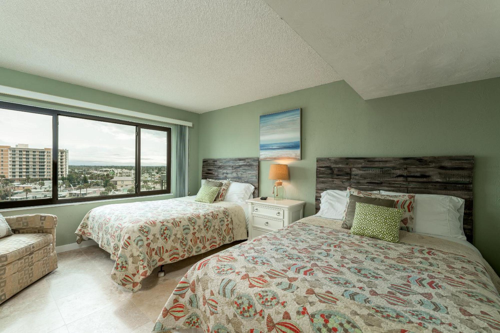 Holiday home Luxury, Direct Oceanfront Unit And Balcony, Southeast Corner, Heated Pool, Garage Parking *