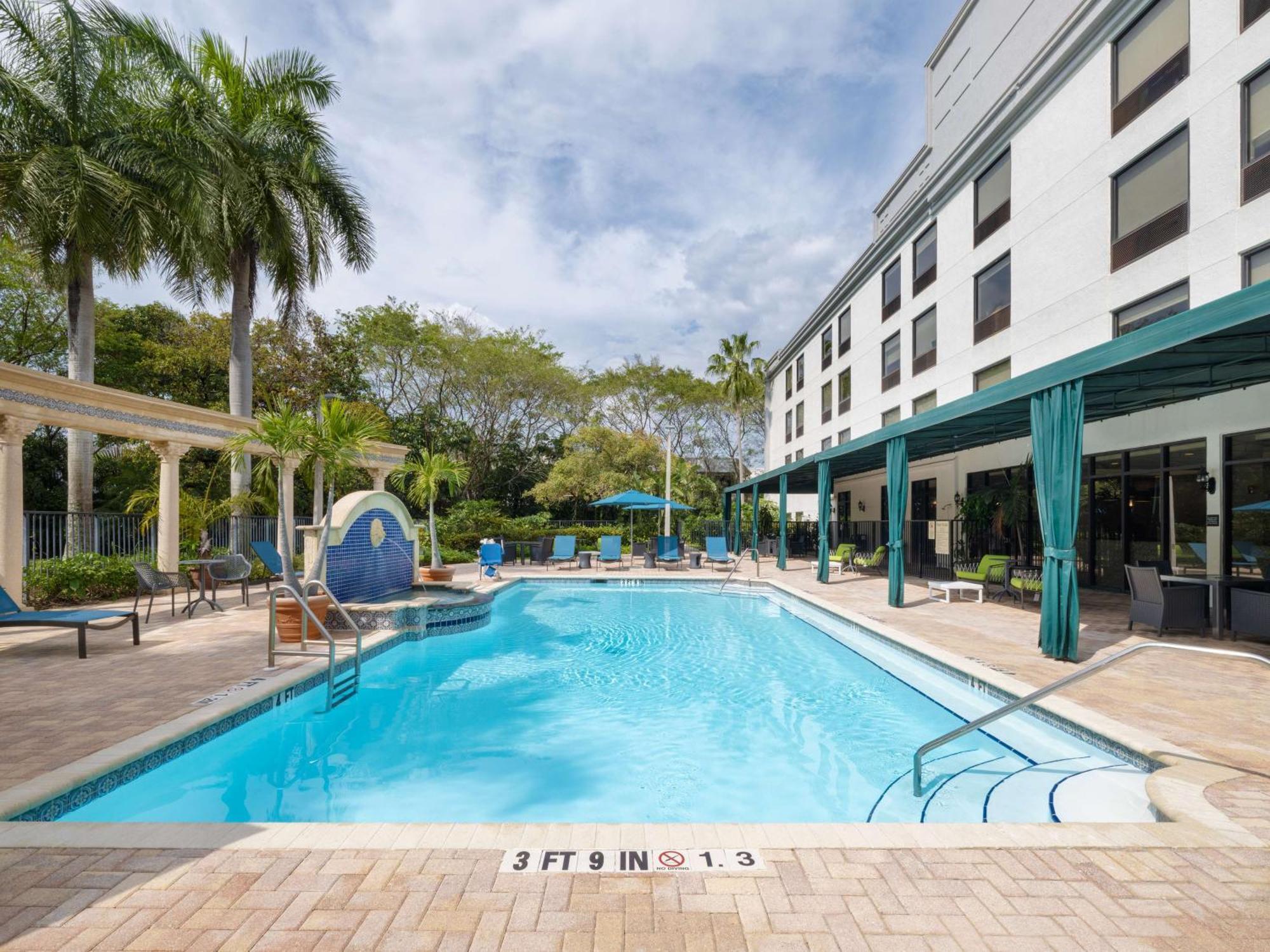 Hampton Deerfield Hotel 3*
