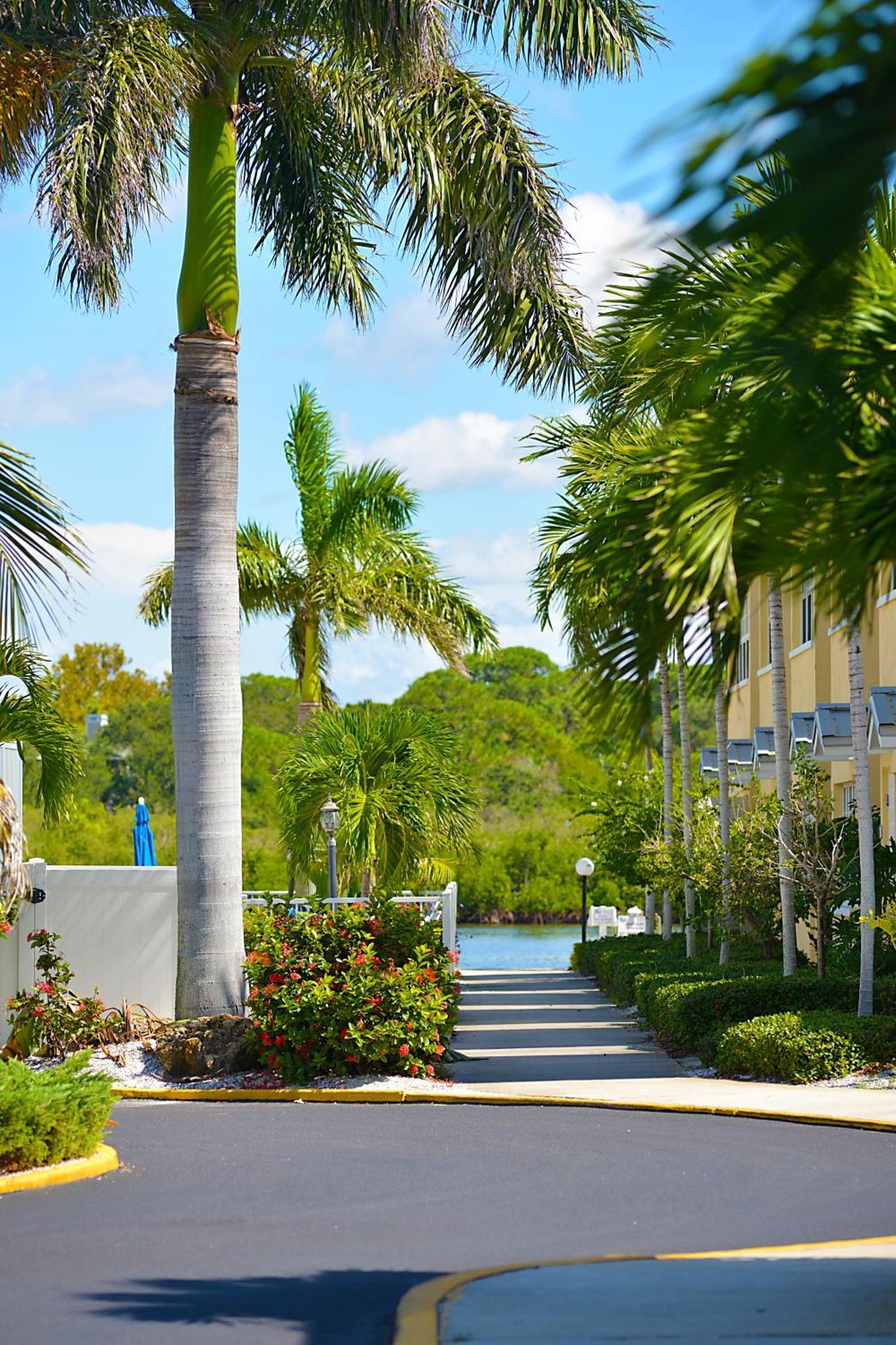 Resort Barefoot 4*