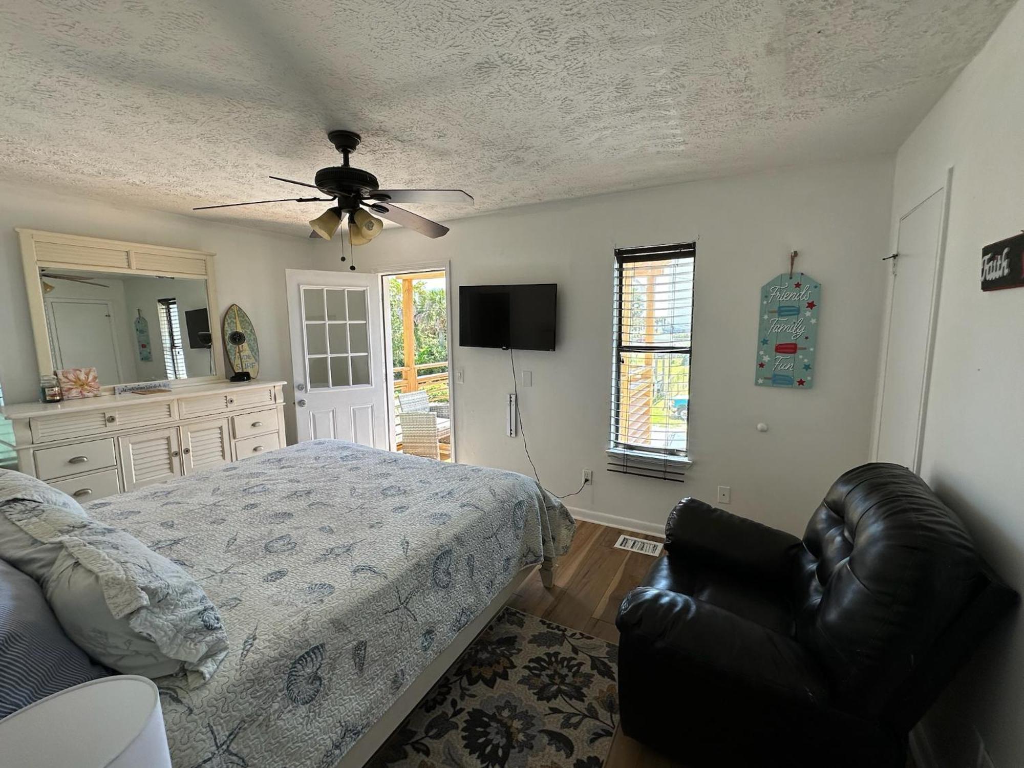 Holiday home Oceanview Oasis - Relax With Hot Tub, Breakfast, Fire Pit & Putting Green!