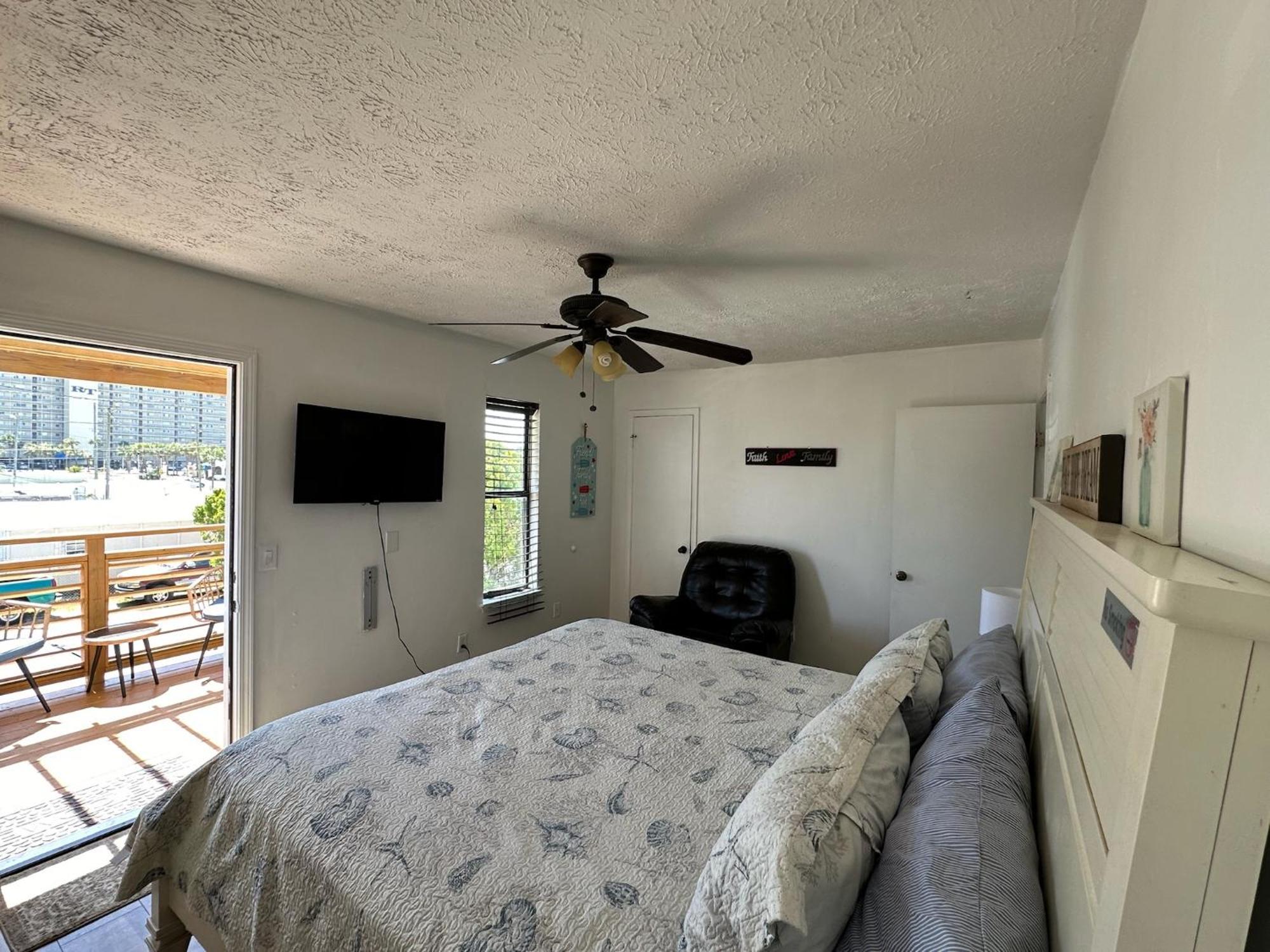 Holiday home Oceanview Oasis - Relax With Hot Tub, Breakfast, Fire Pit & Putting Green!