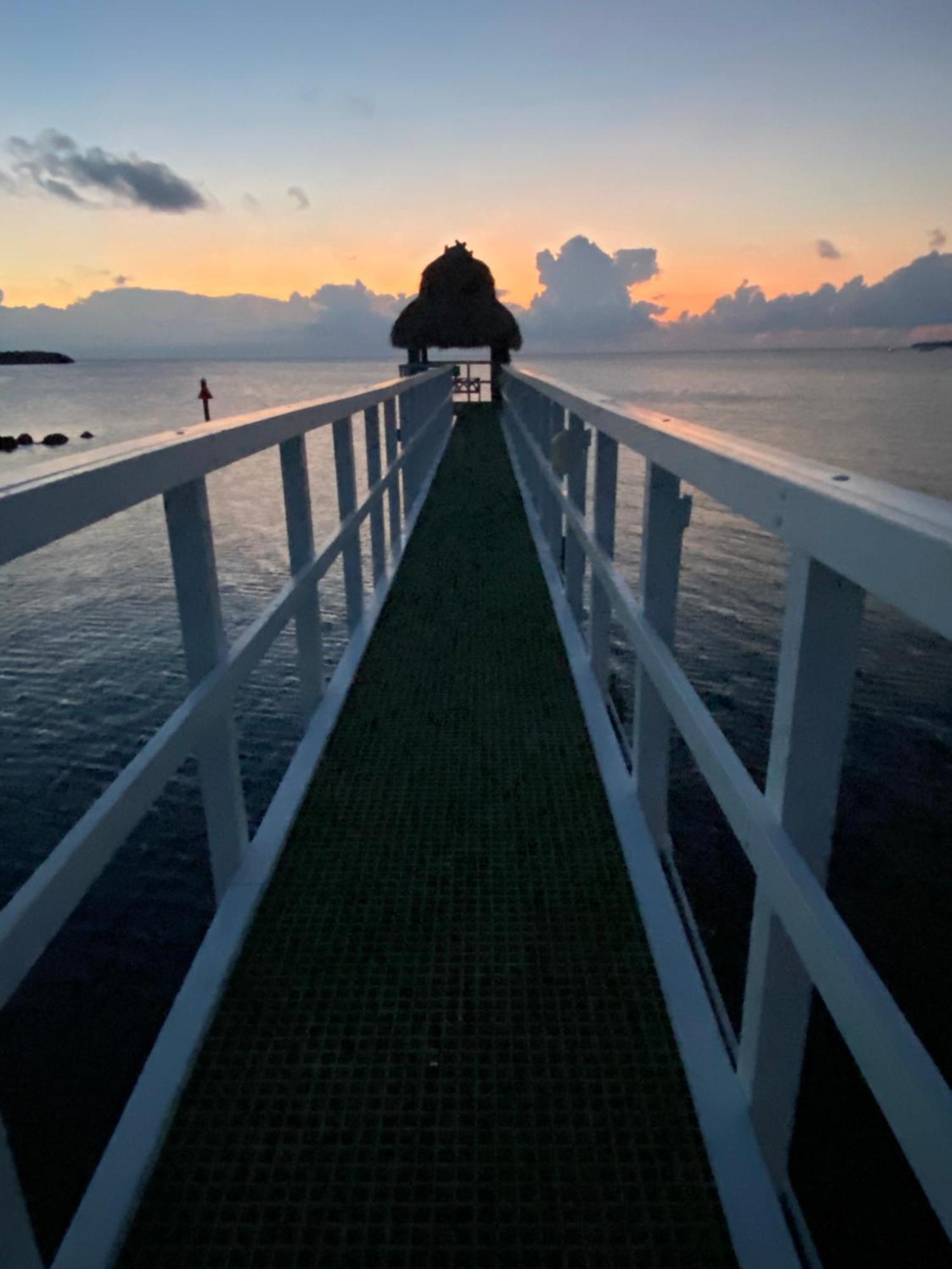 Holiday home Vacay Vibes-2 Pools, Beach, Pickleball, Coffee Bar, Food Truck