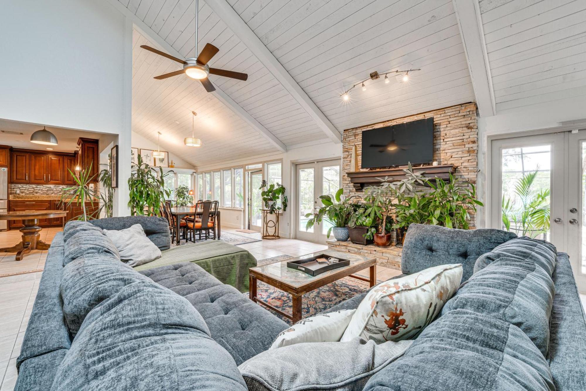 Holiday home Lakeside Getaway - 10 Mi To World!