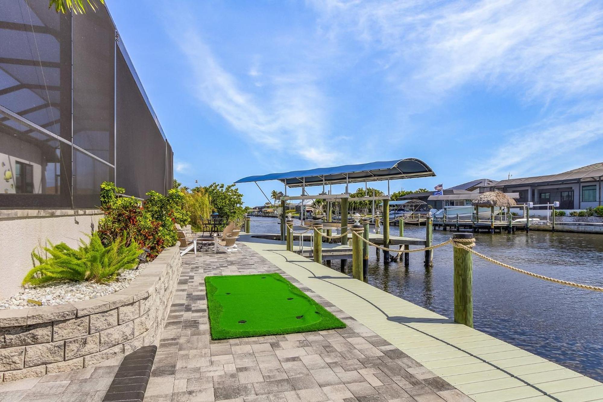 Holiday home Gulf Access, Putting Green, Outdoor Kitchen, Heated Pool & & More! - Captain's Quarters Matlacha