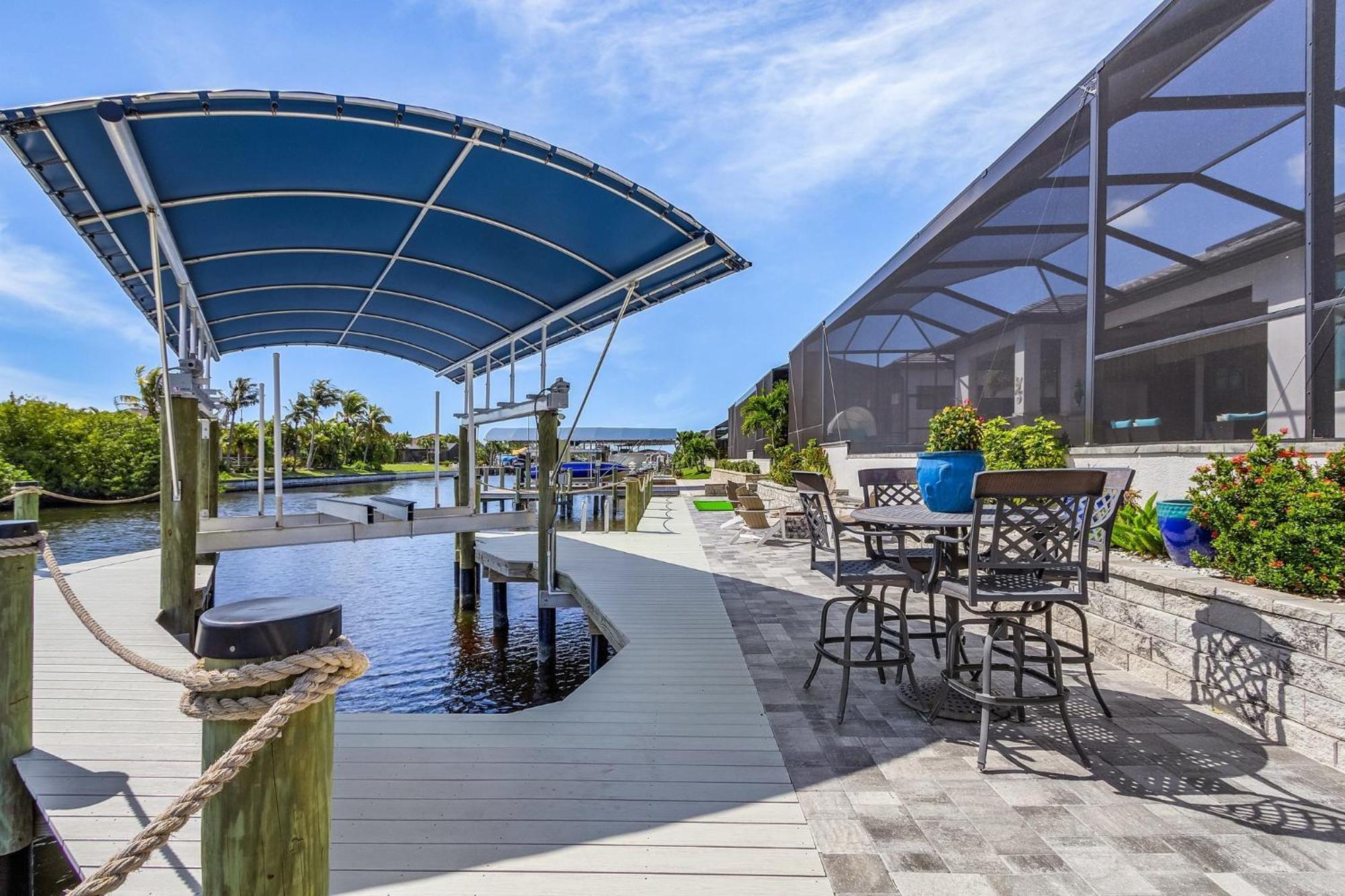 Holiday home Gulf Access, Putting Green, Outdoor Kitchen, Heated Pool & & More! - Captain's Quarters *