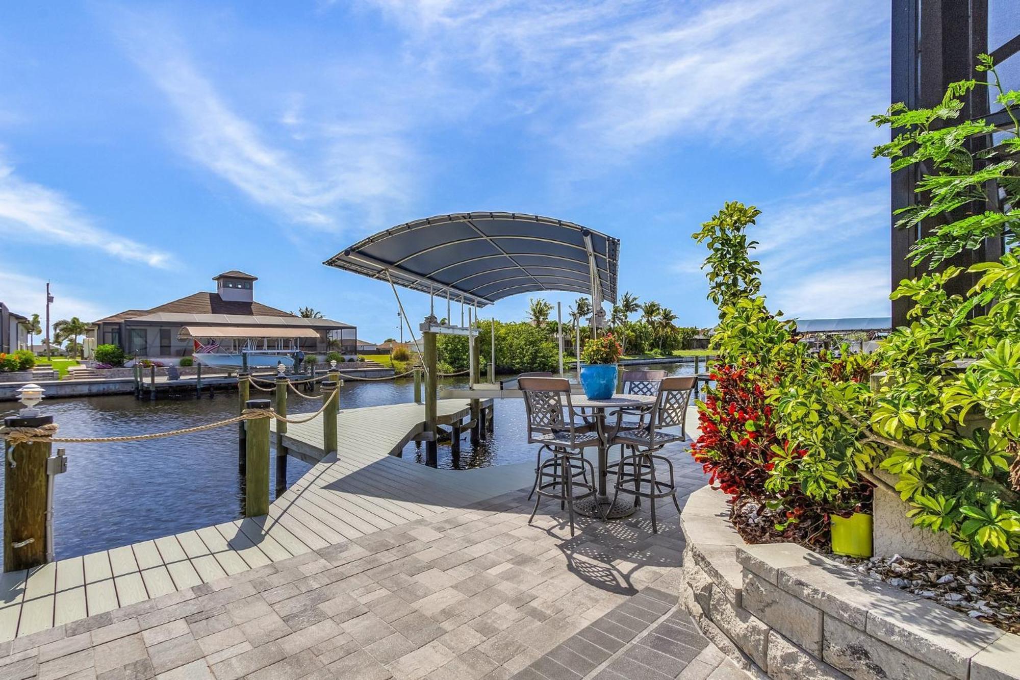 Holiday home Gulf Access, Putting Green, Outdoor Kitchen, Heated Pool & & More! - Captain's Quarters