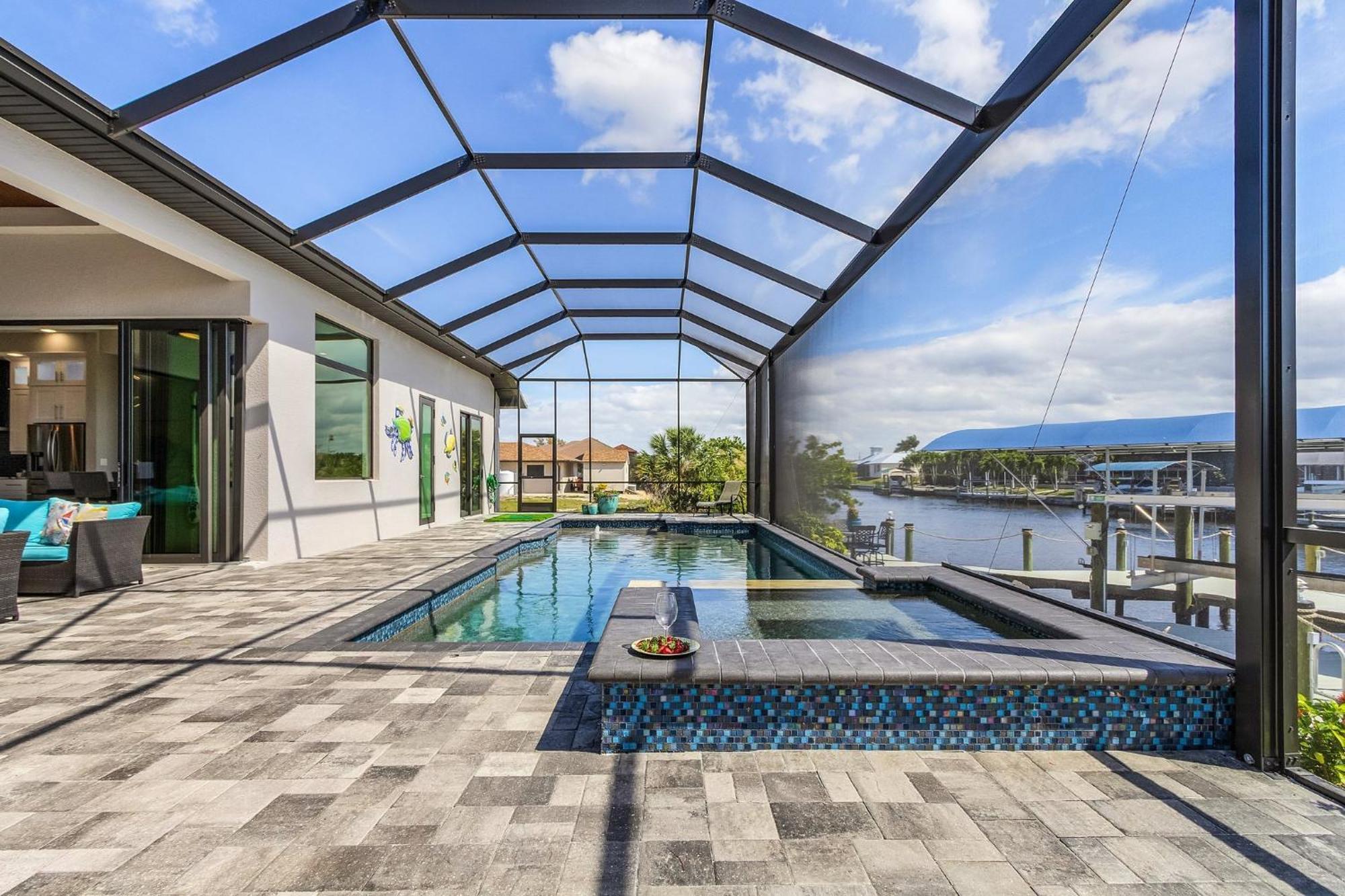 Holiday home Gulf Access, Putting Green, Outdoor Kitchen, Heated Pool & & More! - Captain's Quarters Matlacha