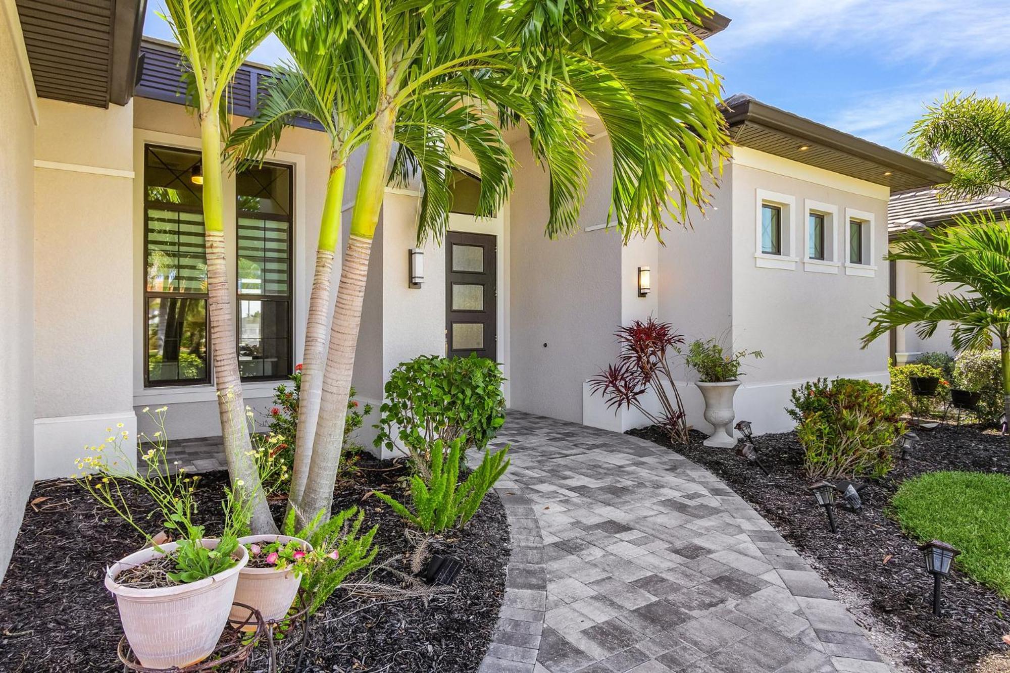 Holiday home Gulf Access, Putting Green, Outdoor Kitchen, Heated Pool & & More! - Captain's Quarters Matlacha