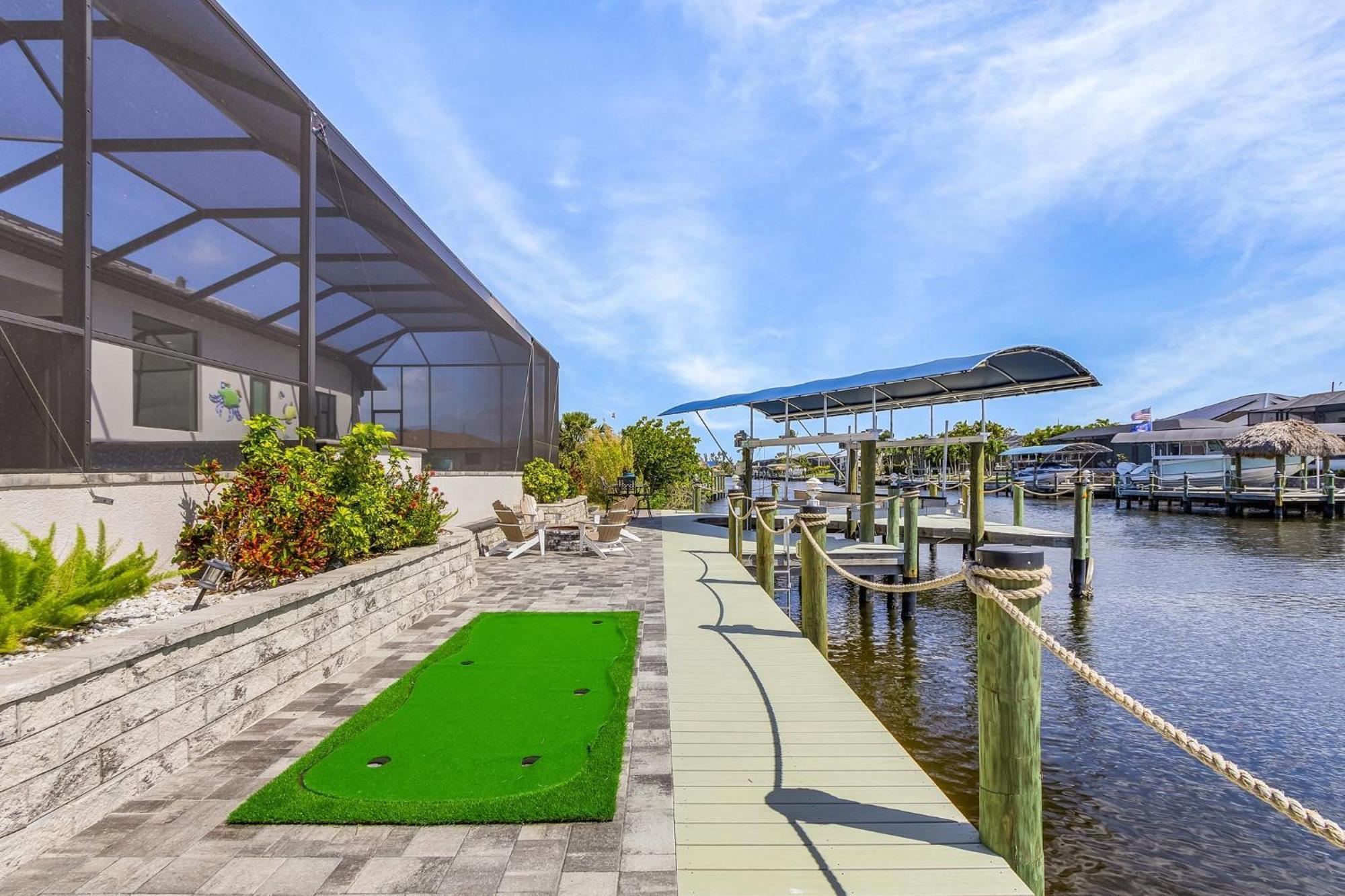 Holiday home Gulf Access, Putting Green, Outdoor Kitchen, Heated Pool & & More! - Captain's Quarters