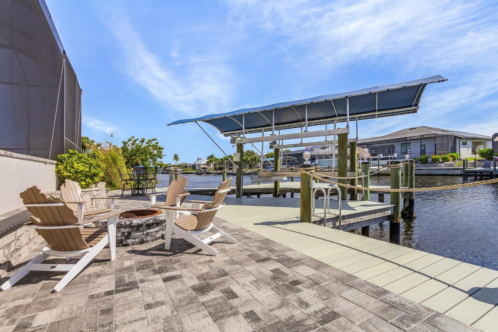 Holiday home Gulf Access, Putting Green, Outdoor Kitchen, Heated Pool & & More! - Captain's Quarters *