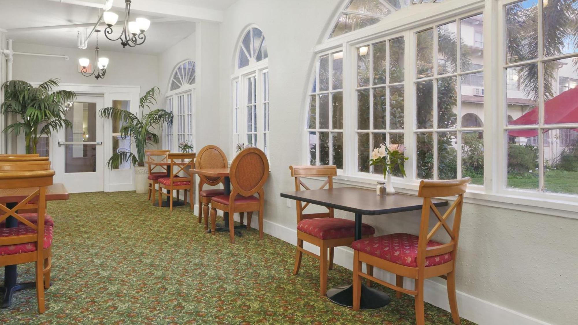 Hotel Crystal Bay Historic 3*