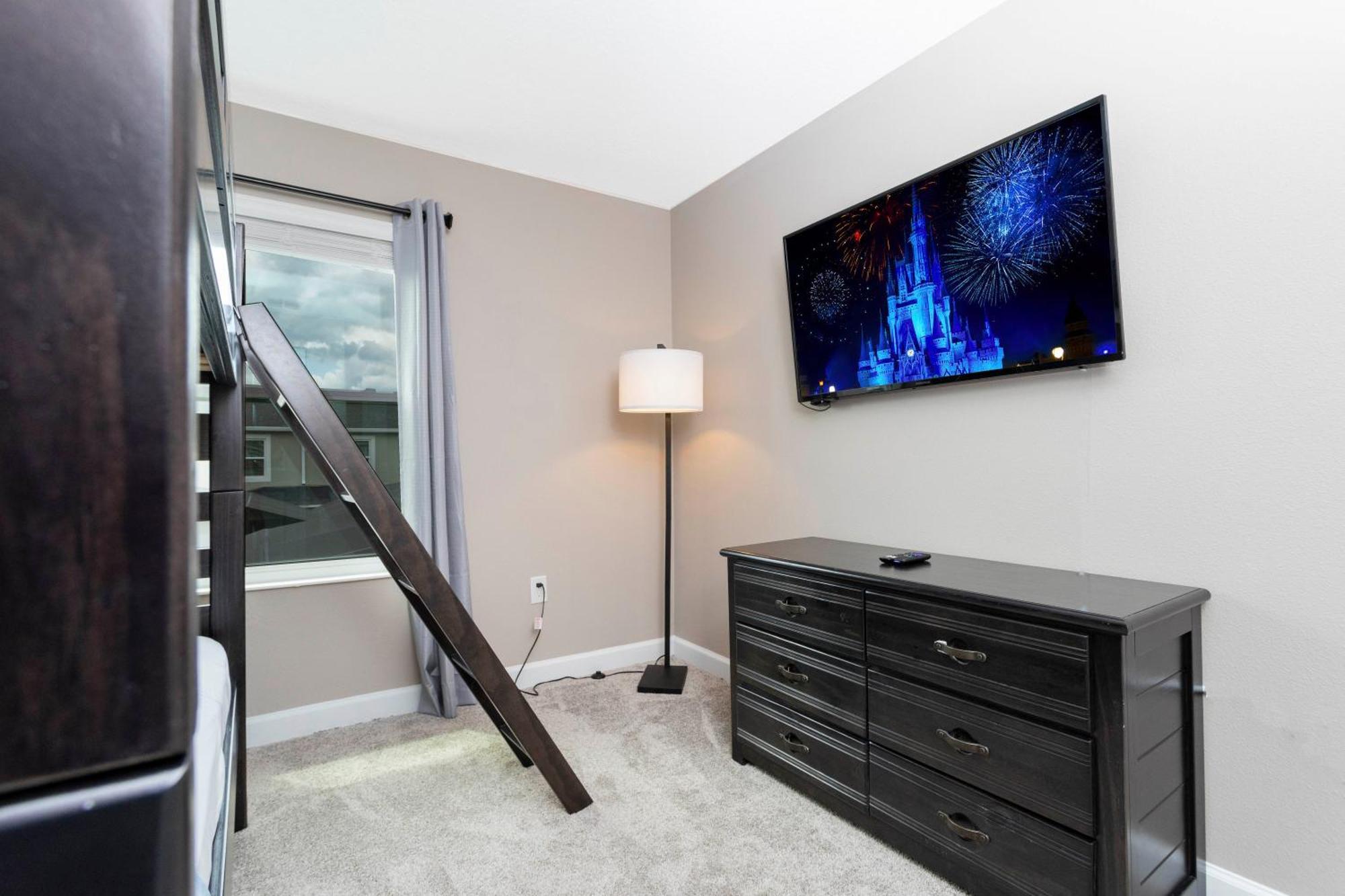Gorgeous 4 Bd Close To W/ Pool @ Storey 4243