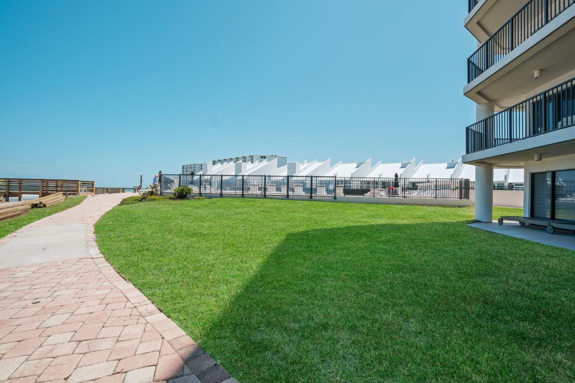 Enjoy The Balcony With An Ocean View Located On The No-drive Beach! Holiday home