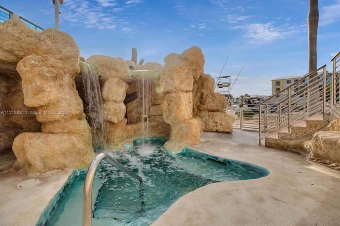 Vacay Vibes-2 Pools, Beach, Pickleball, Coffee Bar, Food Truck