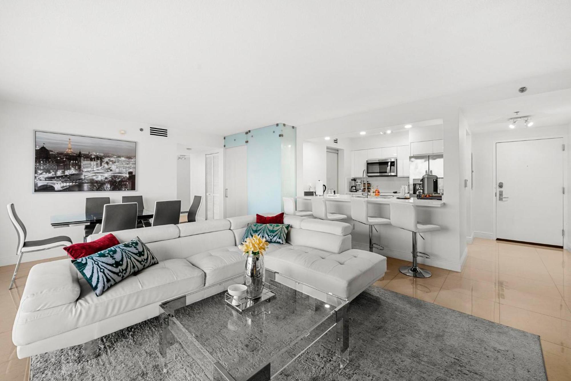 Bnb Hyperion - Luxe 3b W City & Ocean Views Holiday home *