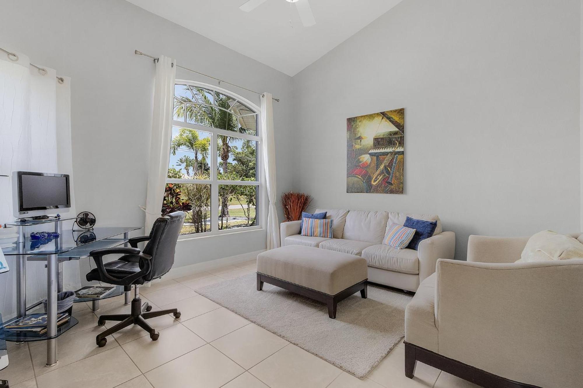Pool And Spa, Tiki, Canal View, Sleeps10! - At Sunshine Funtime Holiday home Cape Coral