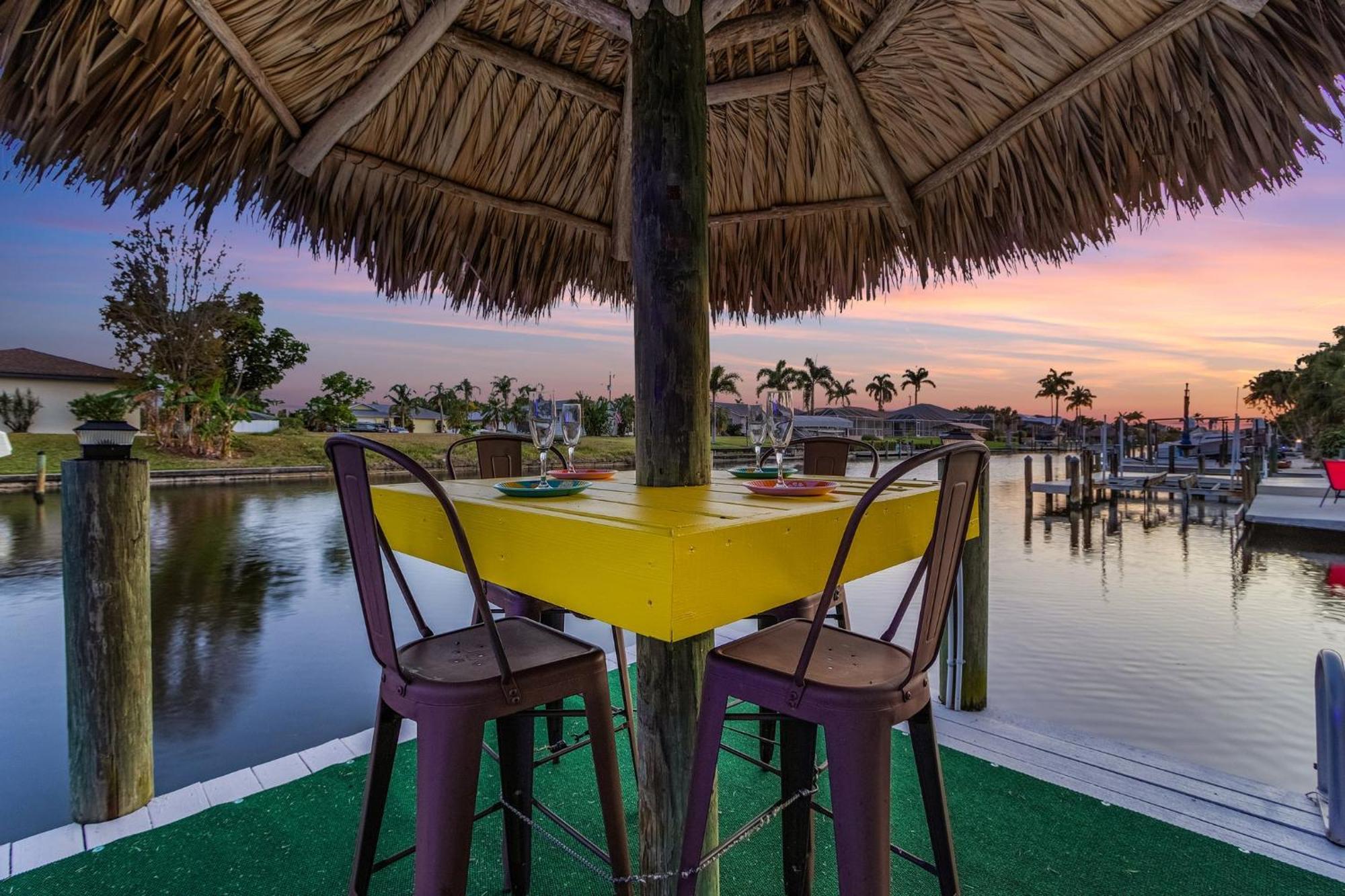 Pool And Spa, Tiki, Canal View, Sleeps10! - At Sunshine Funtime Holiday home