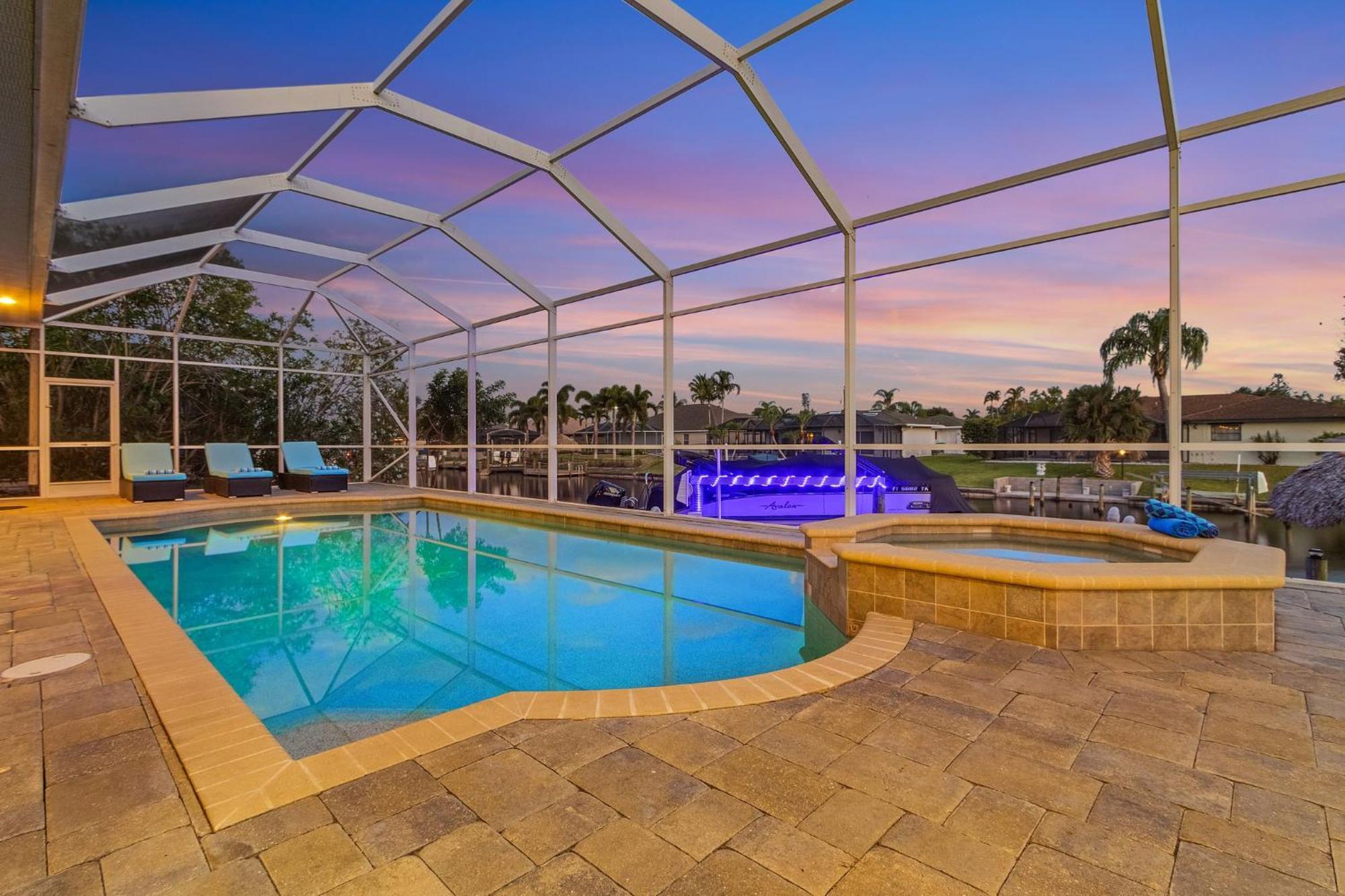 Holiday home Pool And Spa, Tiki, Canal View, Sleeps10! - At Sunshine Funtime Cape Coral