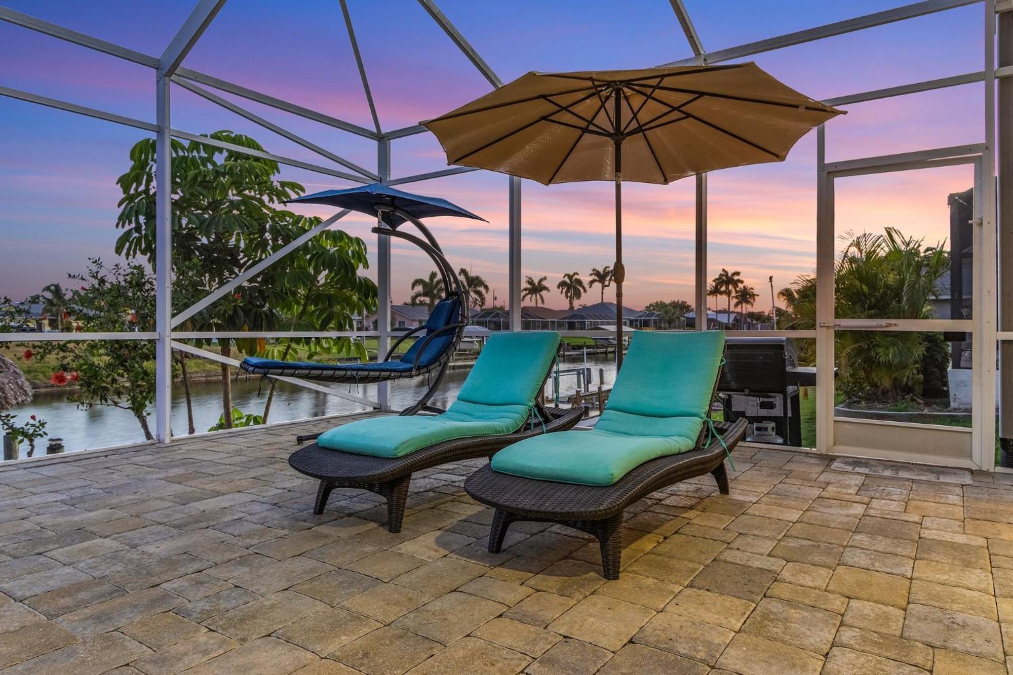 Holiday home Pool And Spa, Tiki, Canal View, Sleeps10! - At Sunshine Funtime Cape Coral