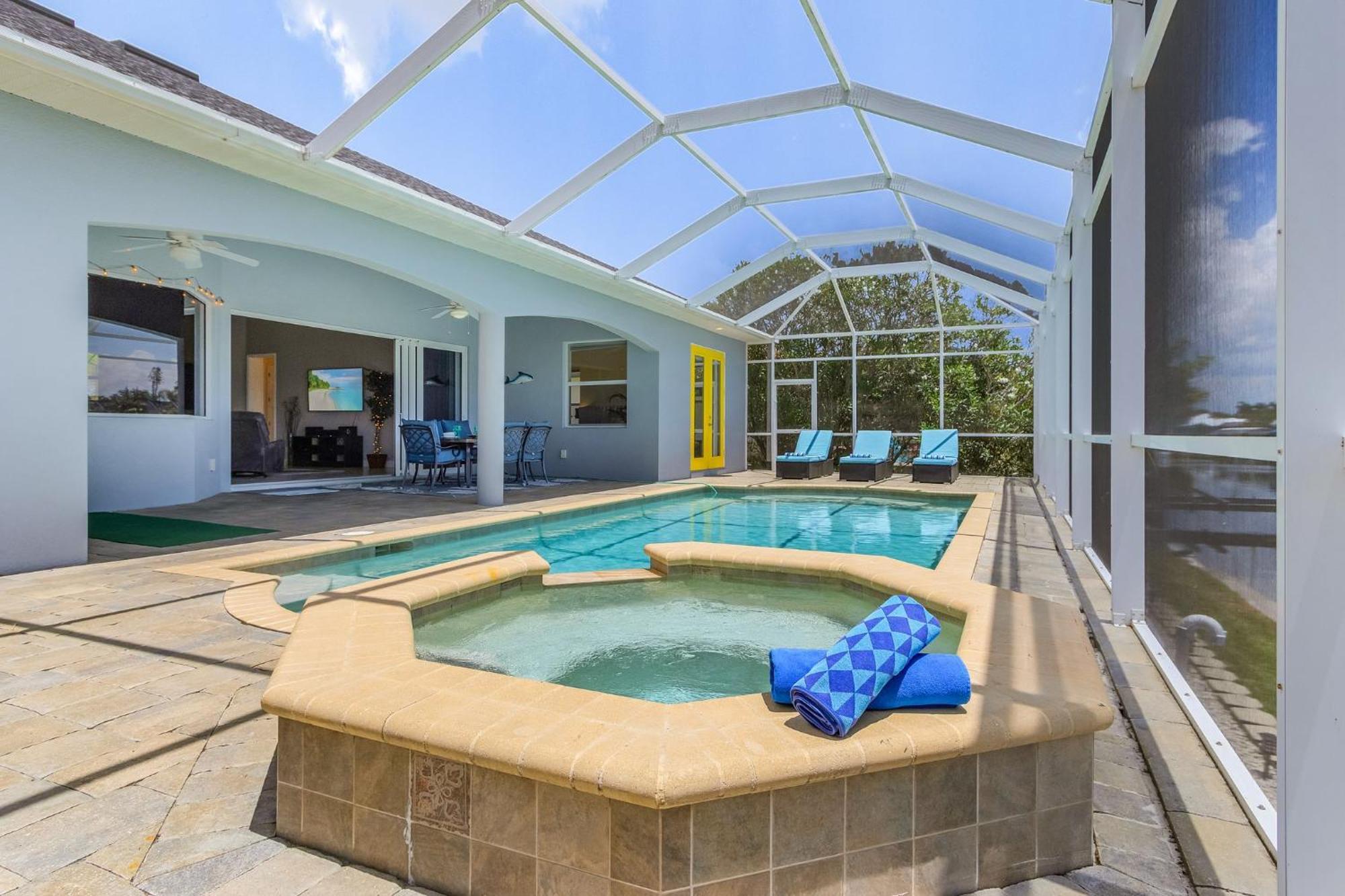 Pool And Spa, Tiki, Canal View, Sleeps10! - At Sunshine Funtime Holiday home *