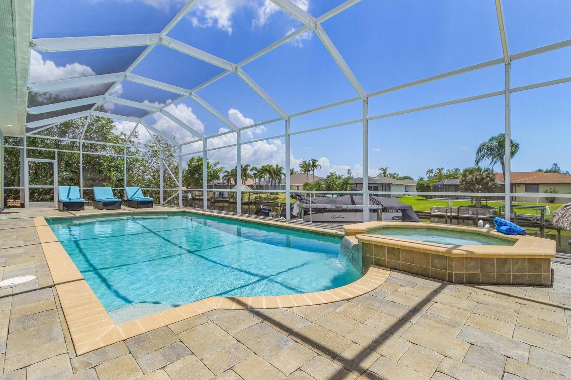 Pool And Spa, Tiki, Canal View, Sleeps10! - At Sunshine Funtime Holiday home *
