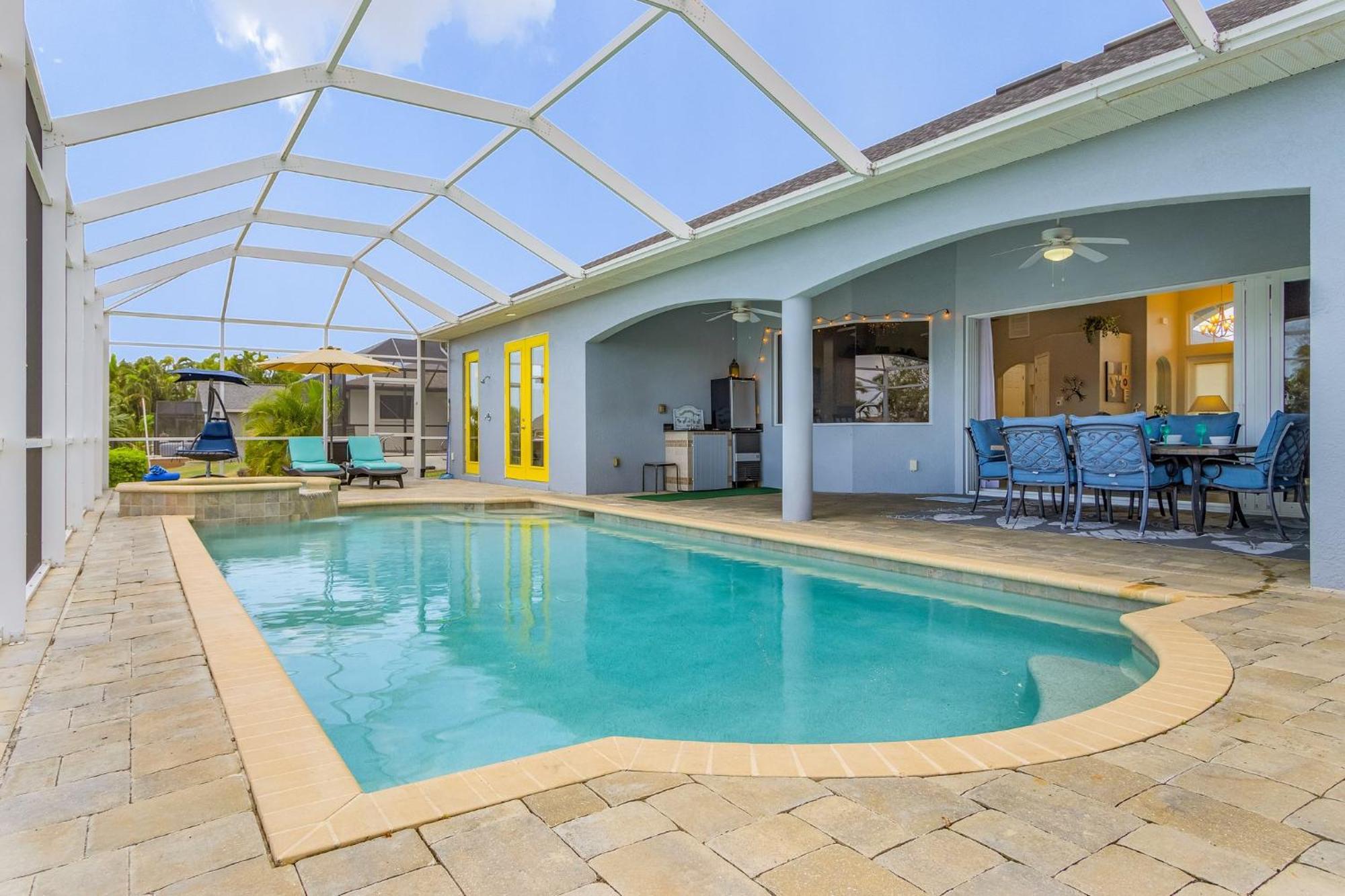 Pool And Spa, Tiki, Canal View, Sleeps10! - At Sunshine Funtime Holiday home