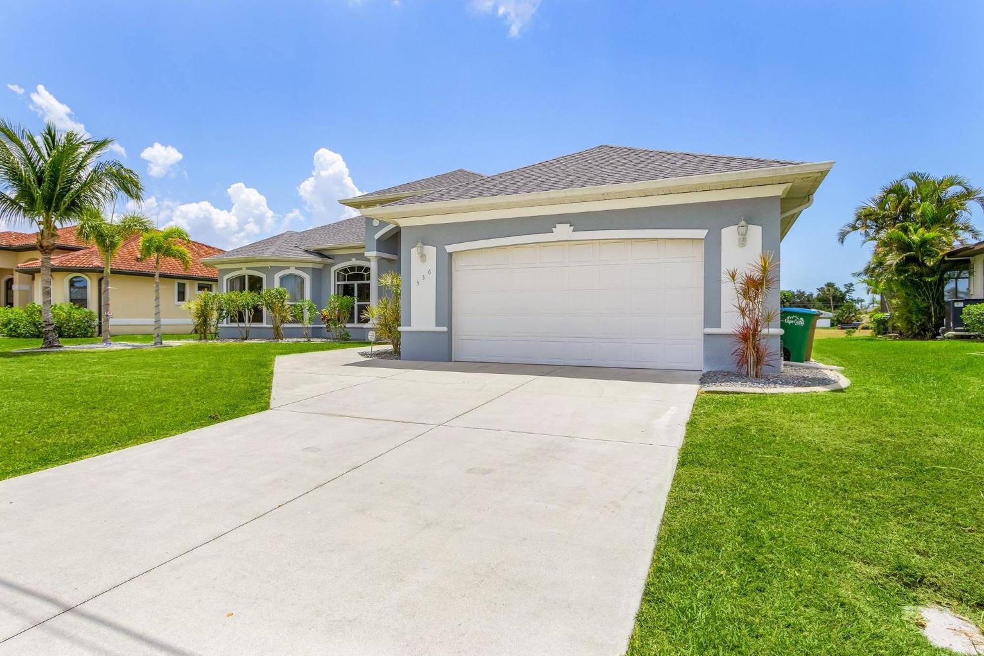 Pool And Spa, Tiki, Canal View, Sleeps10! - At Sunshine Funtime Holiday home Cape Coral