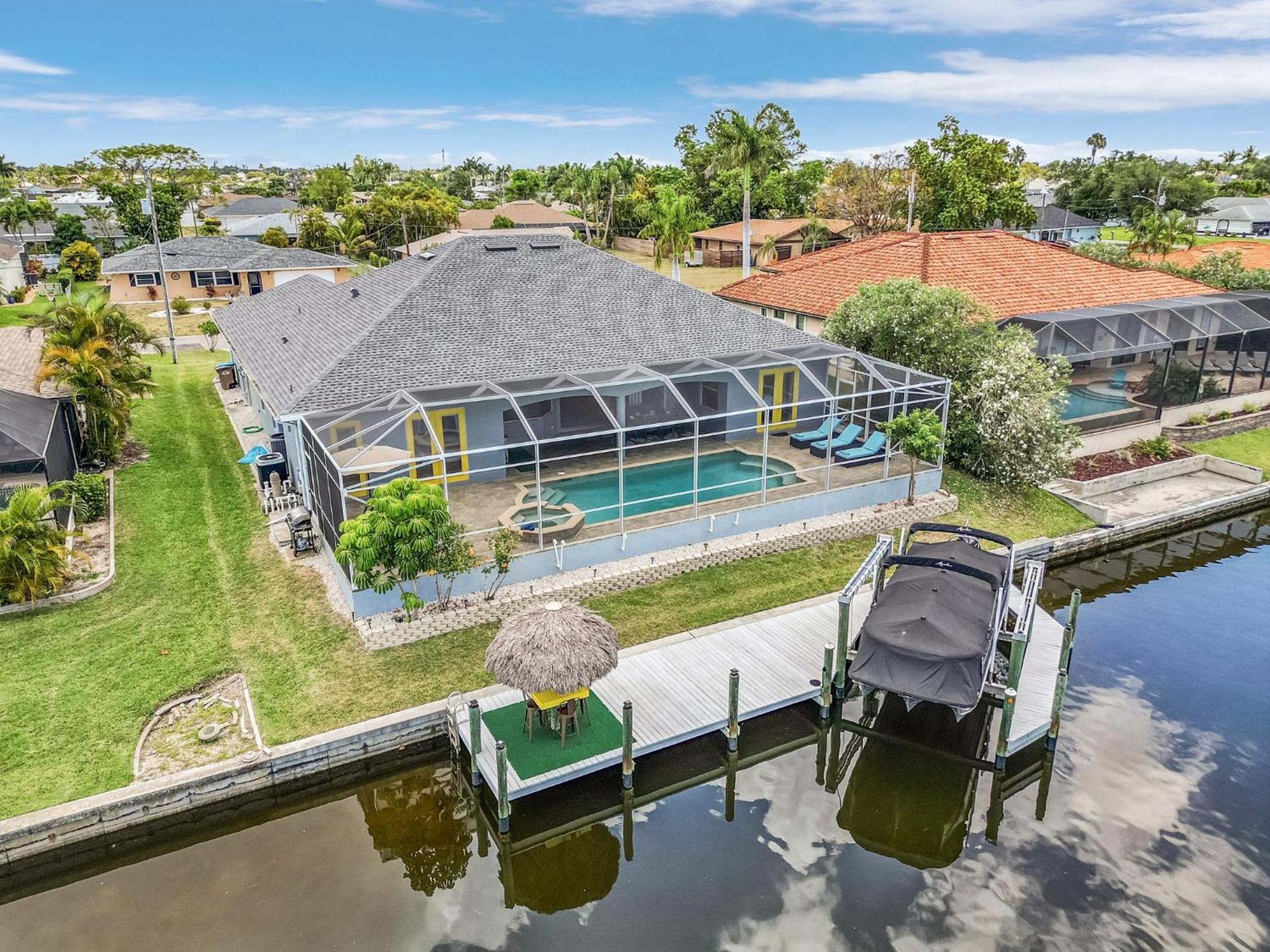 Pool And Spa, Tiki, Canal View, Sleeps10! - At Sunshine Funtime * Cape Coral