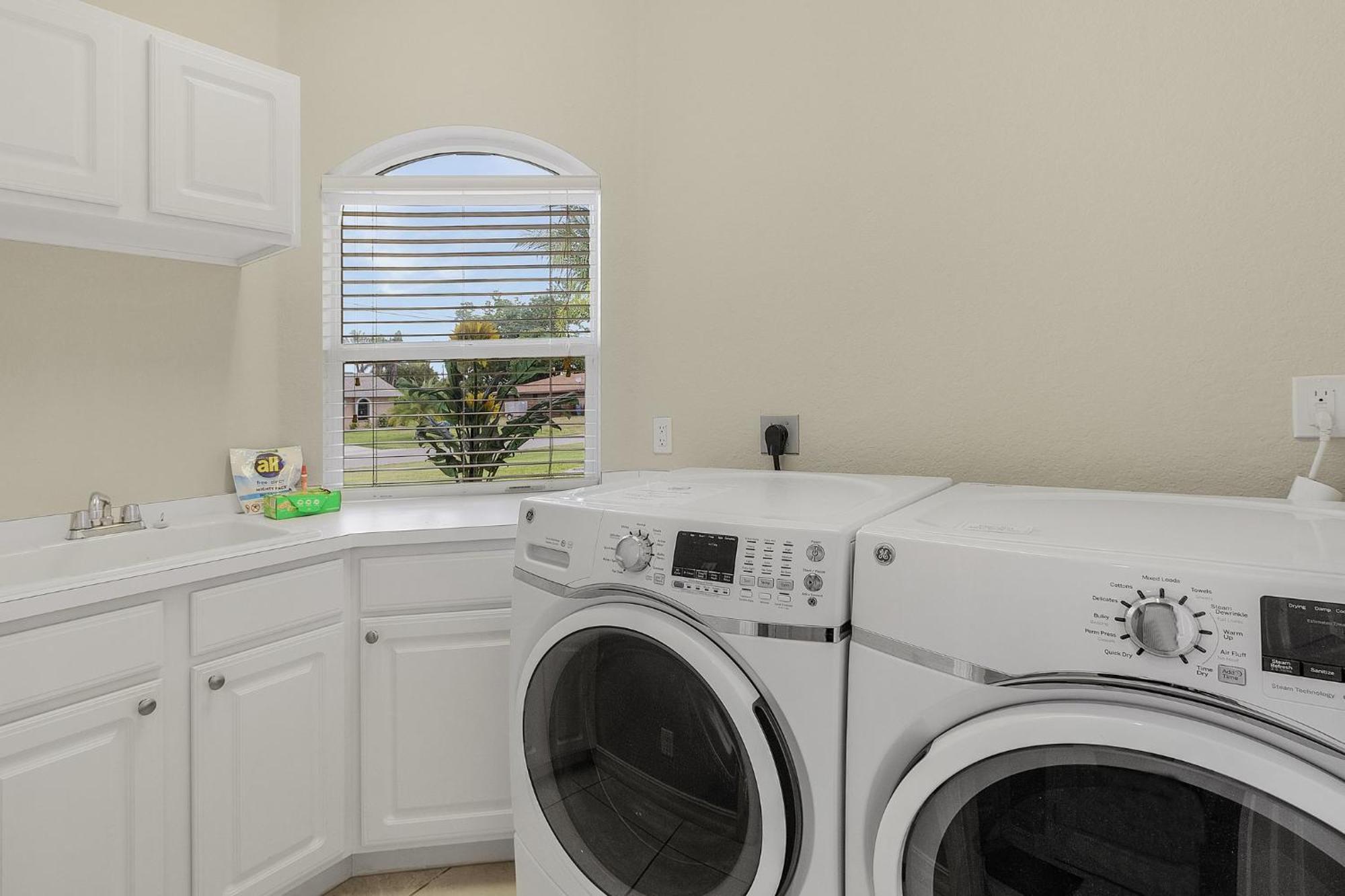 Pool And Spa, Tiki, Canal View, Sleeps10! - At Sunshine Funtime Holiday home
