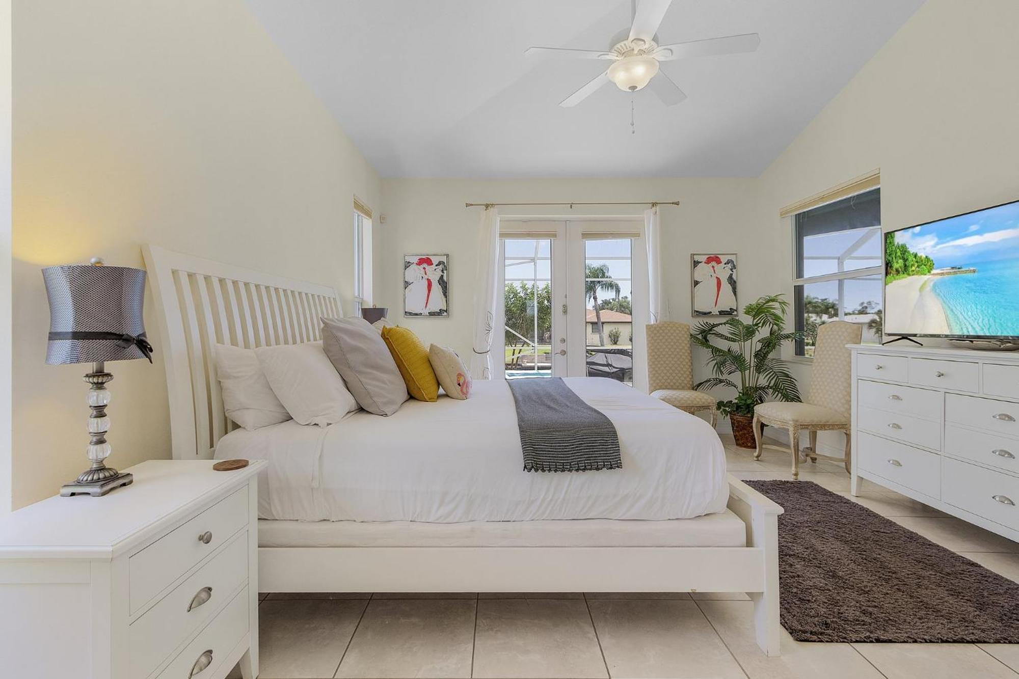 Holiday home Pool And Spa, Tiki, Canal View, Sleeps10! - At Sunshine Funtime Cape Coral