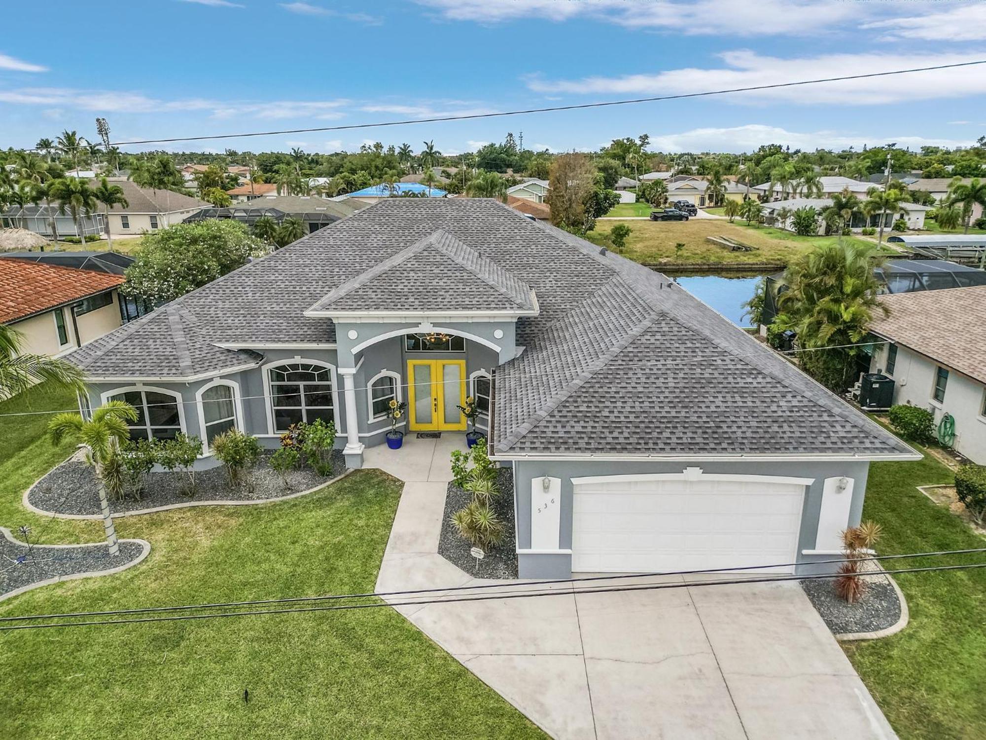 Holiday home Pool And Spa, Tiki, Canal View, Sleeps10! - At Sunshine Funtime