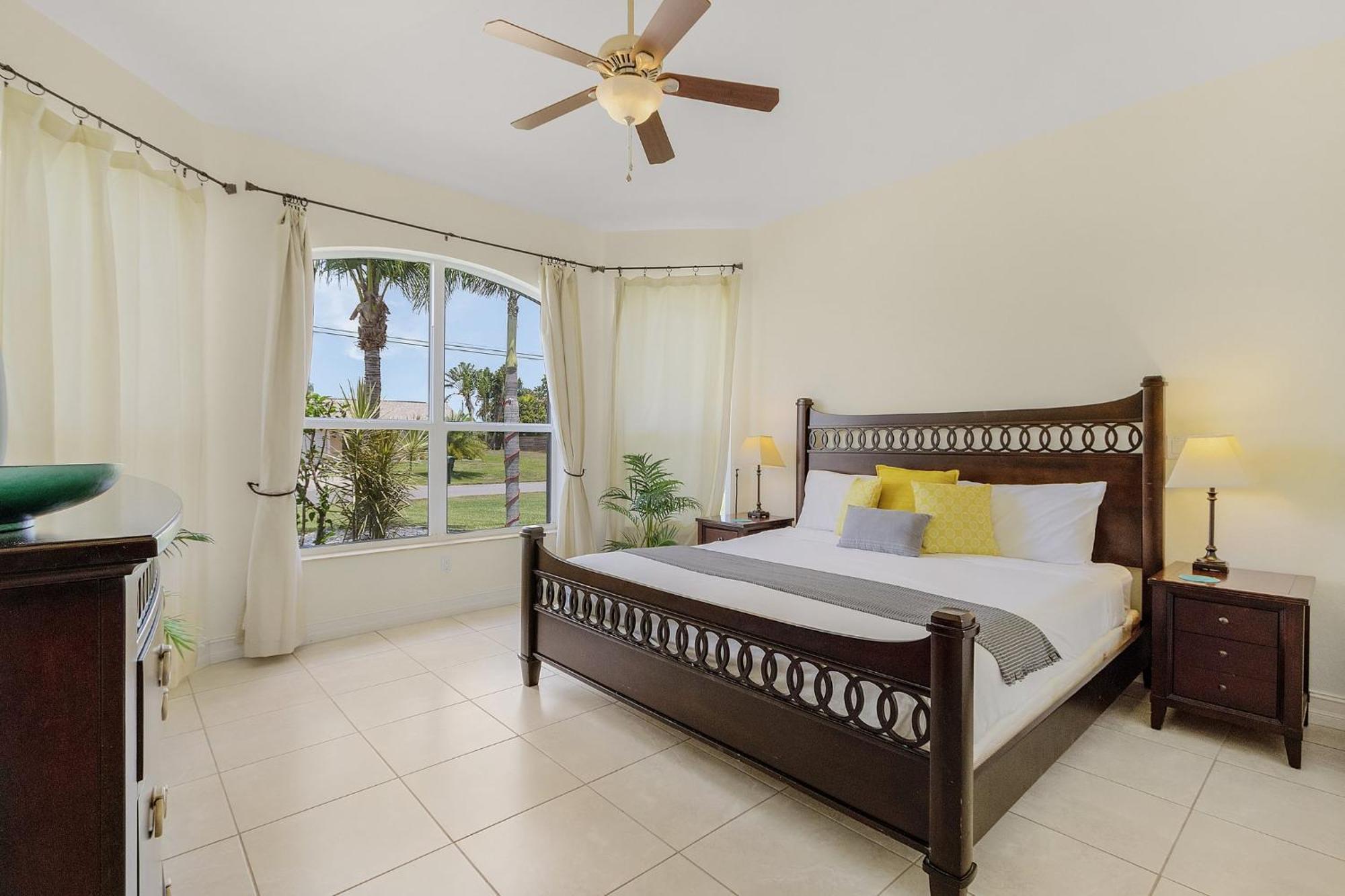 Pool And Spa, Tiki, Canal View, Sleeps10! - At Sunshine Funtime Holiday home *