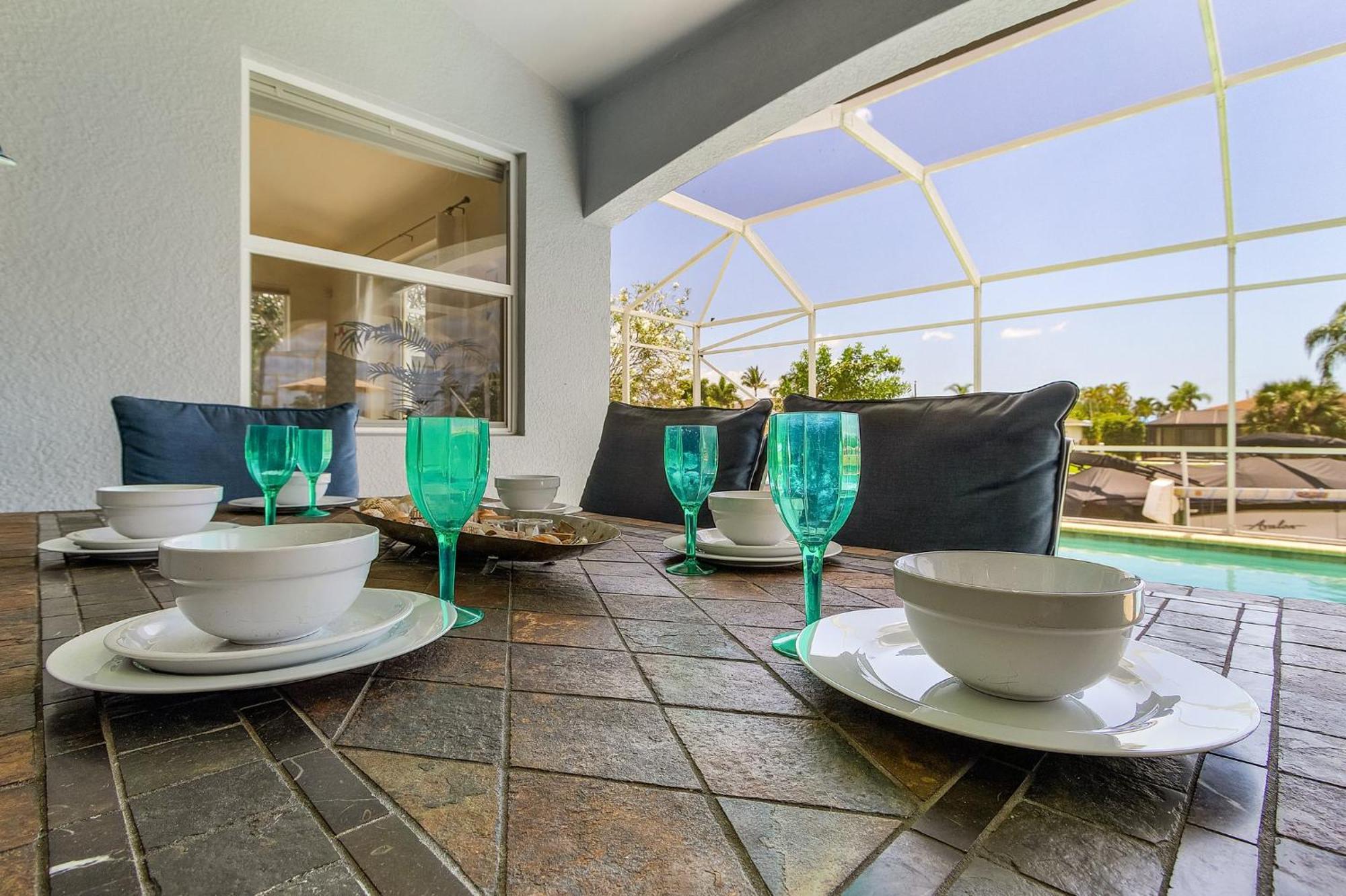 Holiday home Pool And Spa, Tiki, Canal View, Sleeps10! - At Sunshine Funtime *