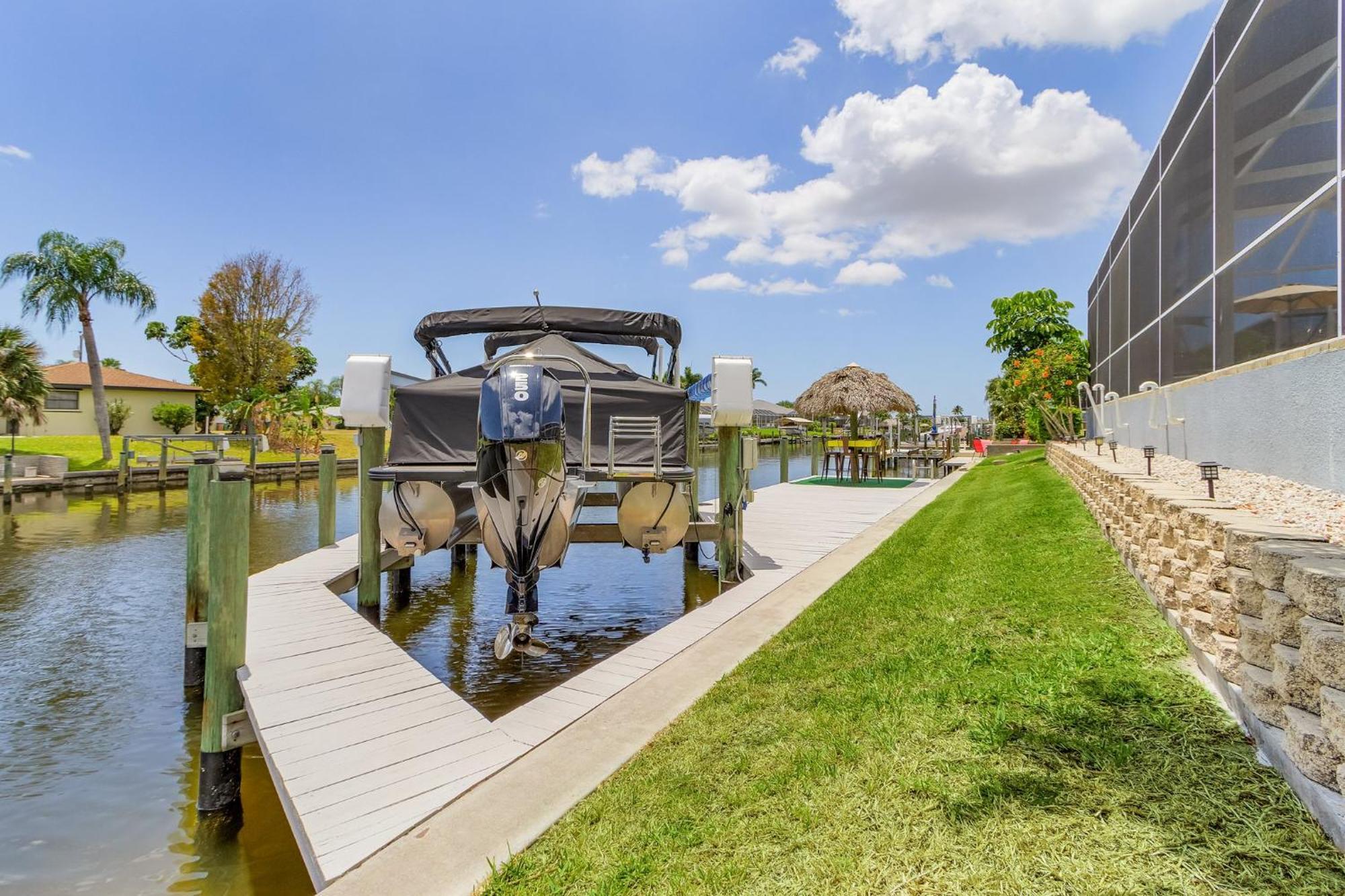 Pool And Spa, Tiki, Canal View, Sleeps10! - At Sunshine Funtime Holiday home Cape Coral