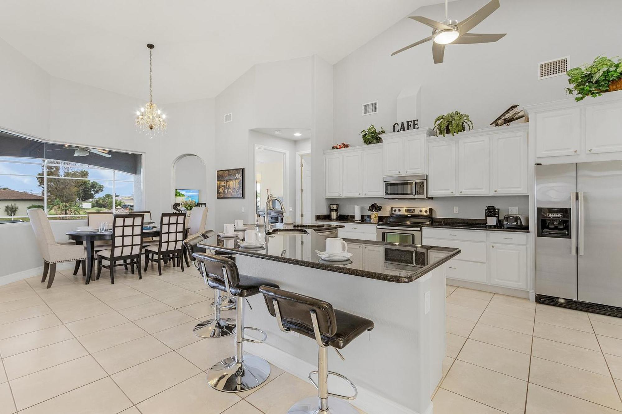 Holiday home Pool And Spa, Tiki, Canal View, Sleeps10! - At Sunshine Funtime Cape Coral