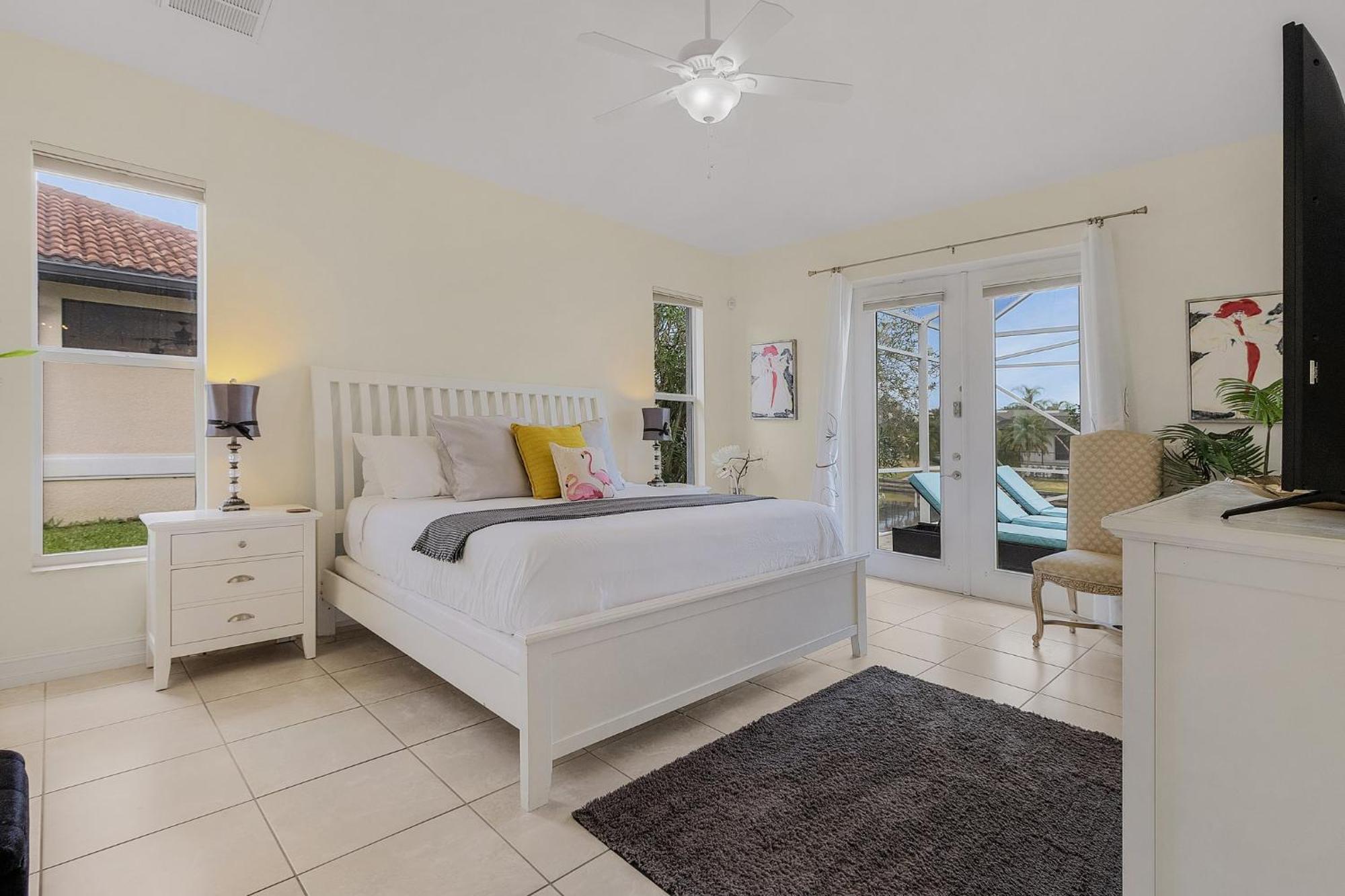 Pool And Spa, Tiki, Canal View, Sleeps10! - At Sunshine Funtime Cape Coral