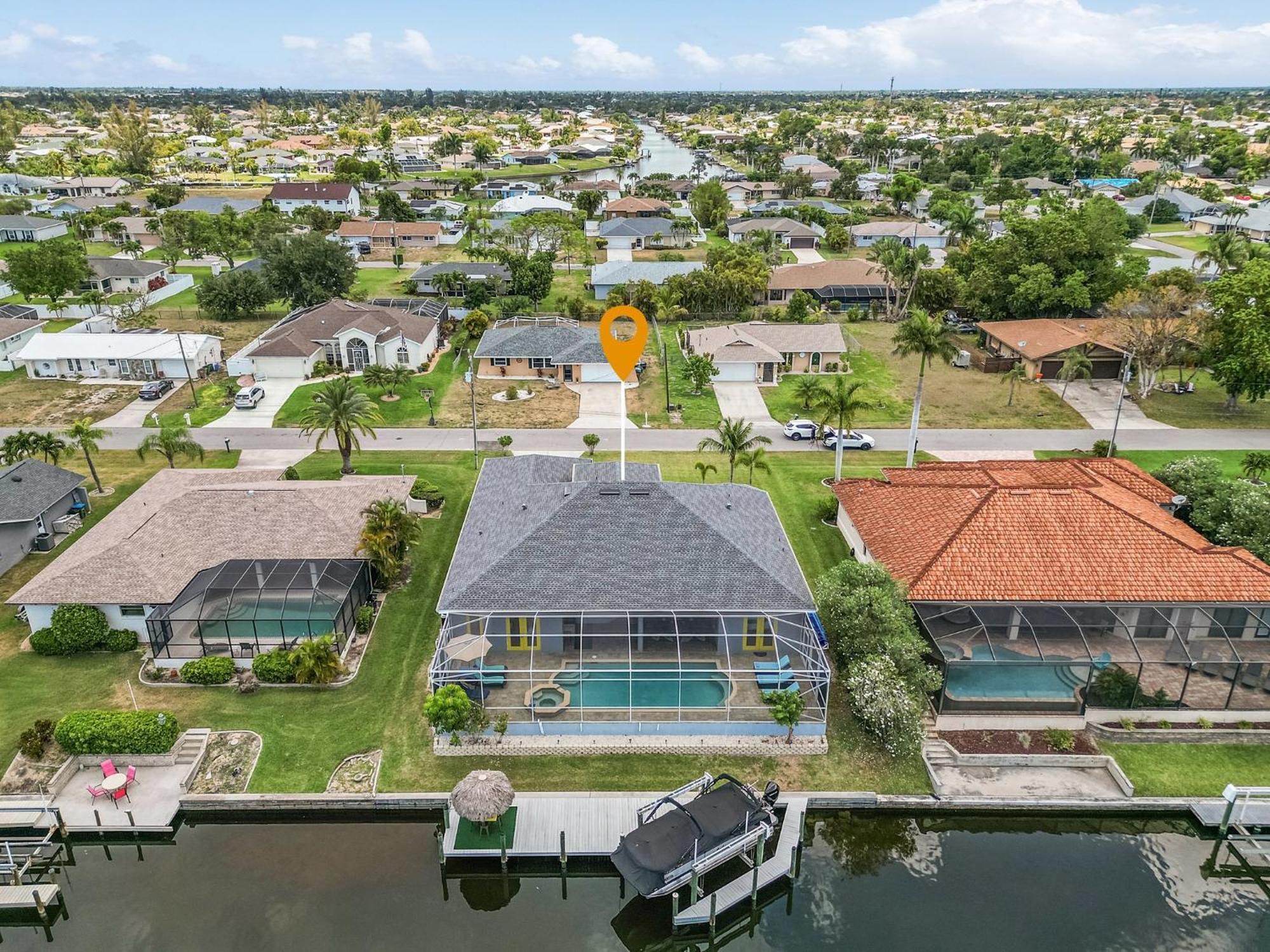 Pool And Spa, Tiki, Canal View, Sleeps10! - At Sunshine Funtime Holiday home *