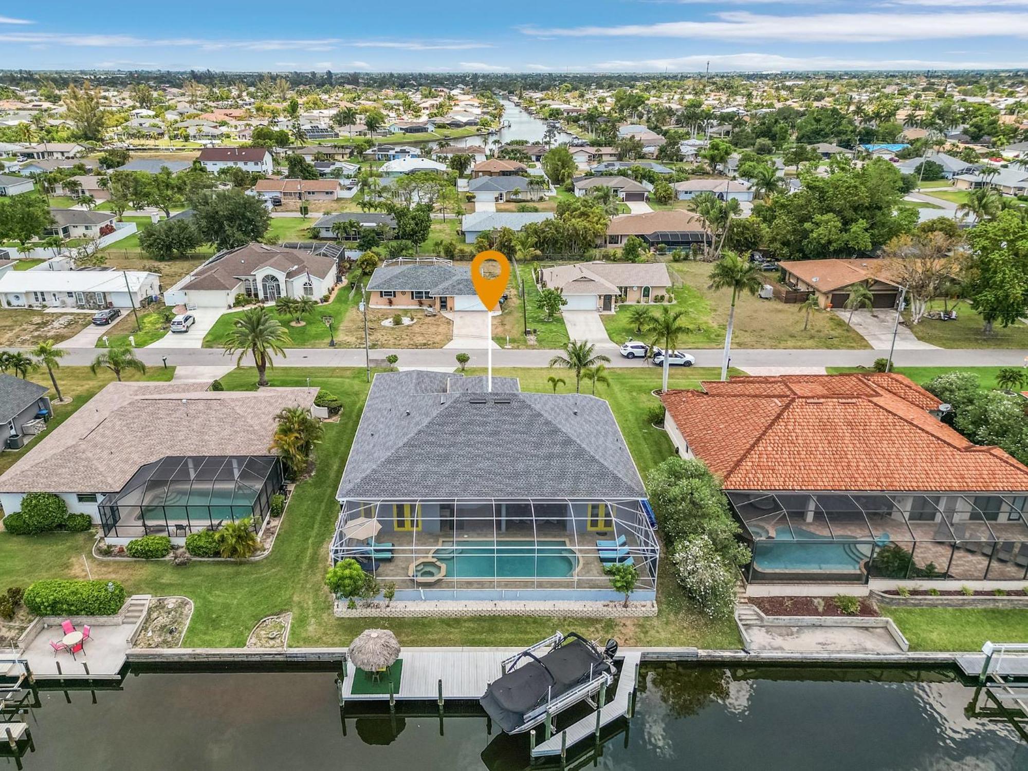 Pool And Spa, Tiki, Canal View, Sleeps10! - At Sunshine Funtime Holiday home Cape Coral