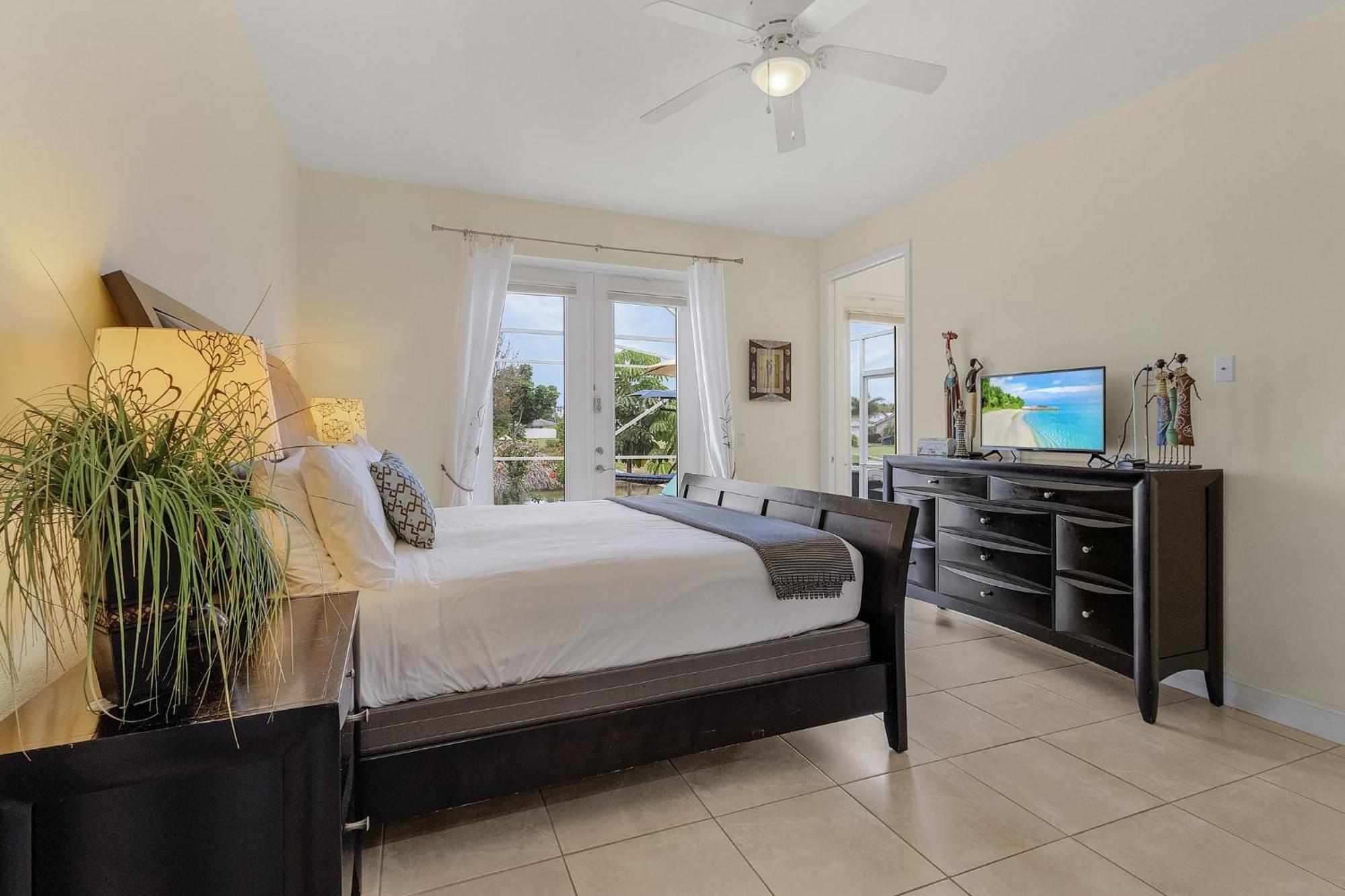 Holiday home Pool And Spa, Tiki, Canal View, Sleeps10! - At Sunshine Funtime Cape Coral