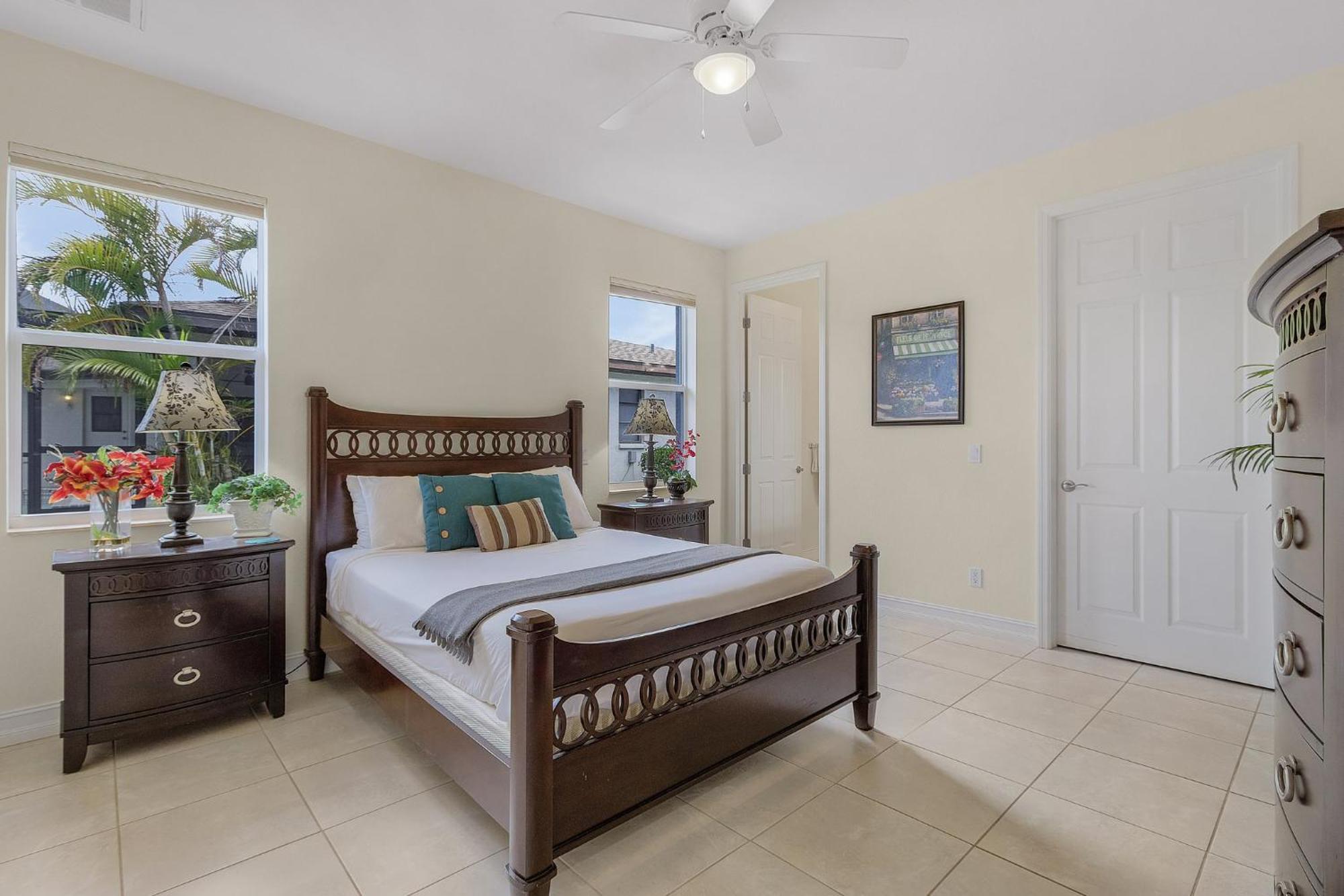Pool And Spa, Tiki, Canal View, Sleeps10! - At Sunshine Funtime Cape Coral