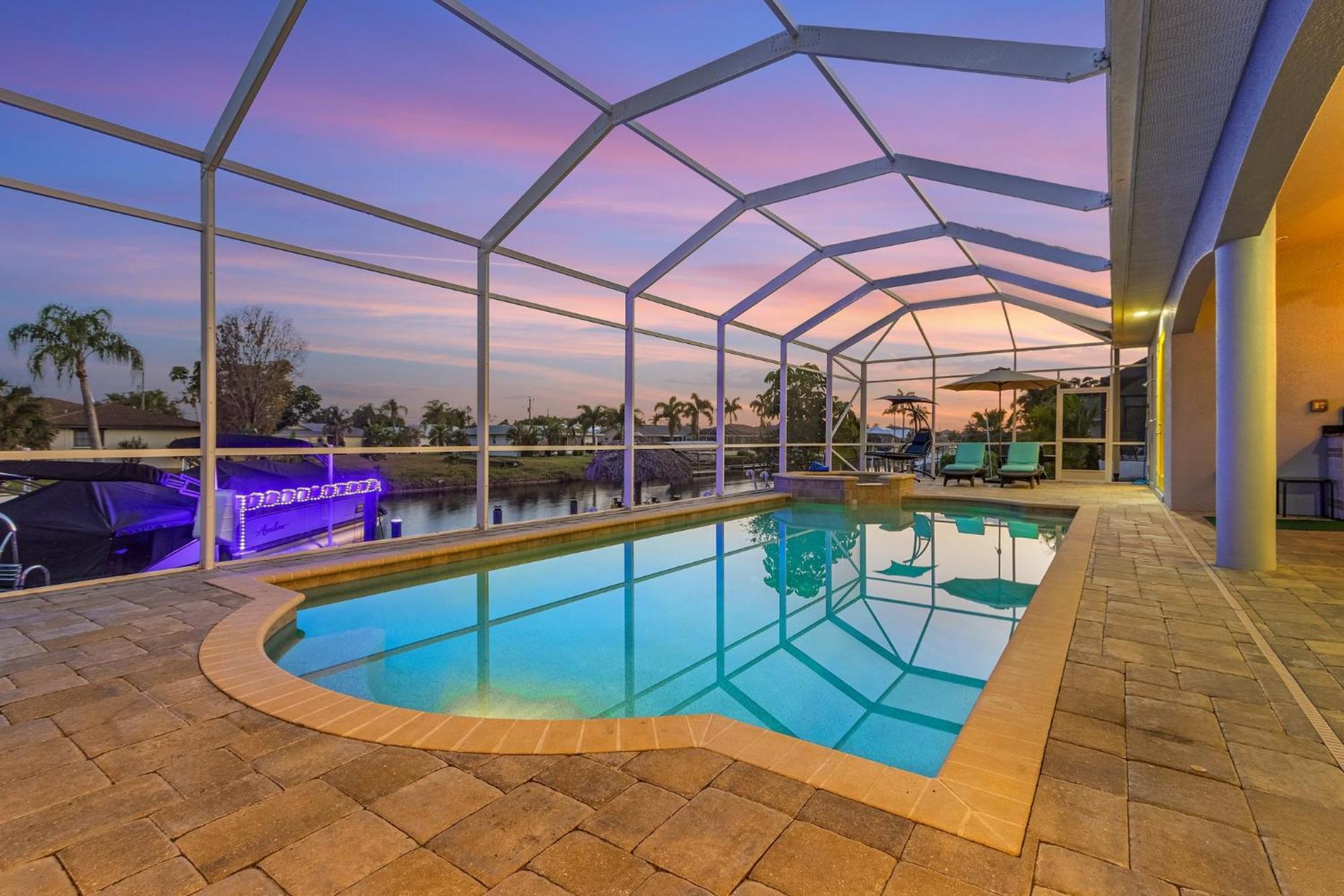 Pool And Spa, Tiki, Canal View, Sleeps10! - At Sunshine Funtime * Cape Coral