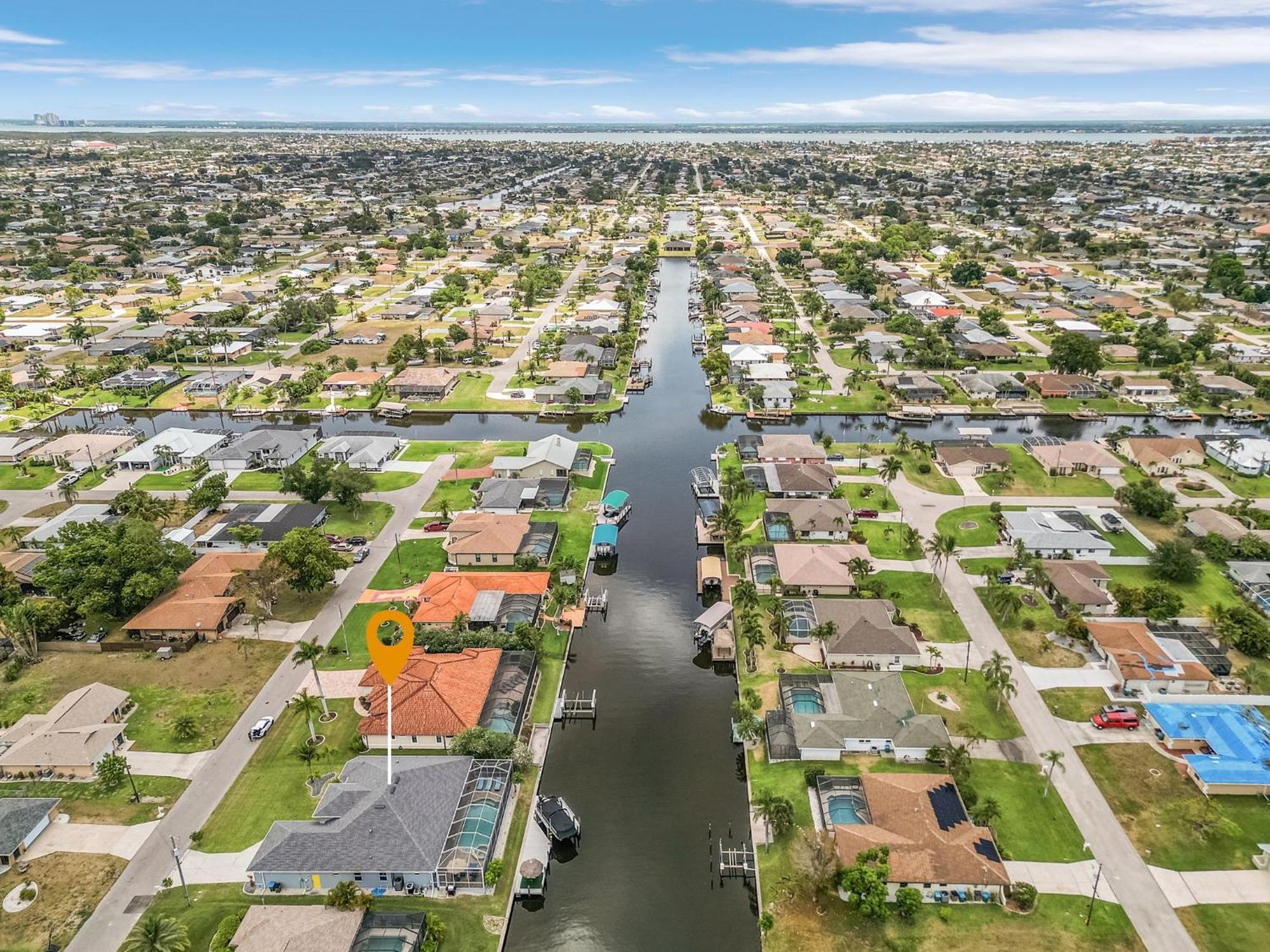 Pool And Spa, Tiki, Canal View, Sleeps10! - At Sunshine Funtime