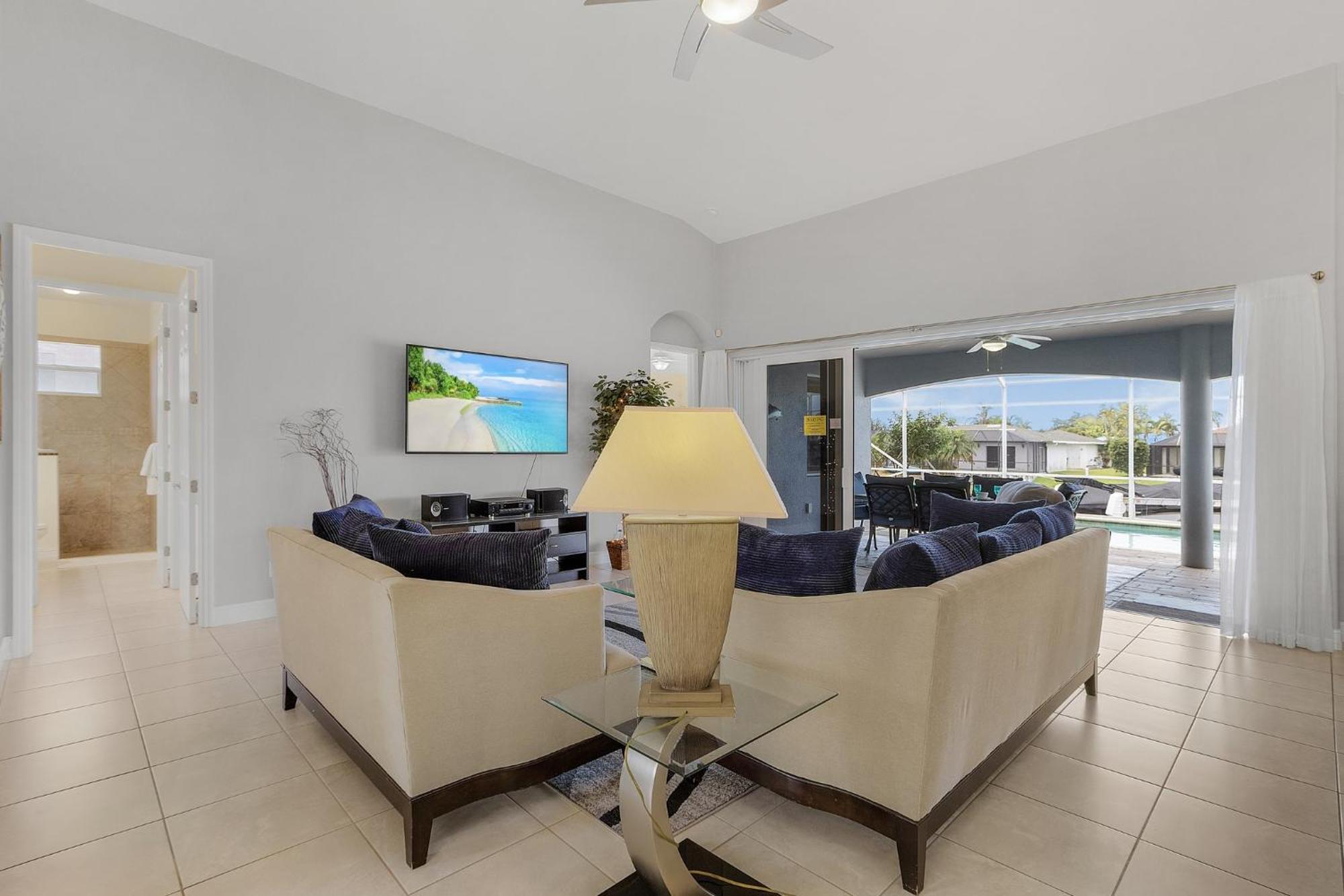 Pool And Spa, Tiki, Canal View, Sleeps10! - At Sunshine Funtime Holiday home Cape Coral