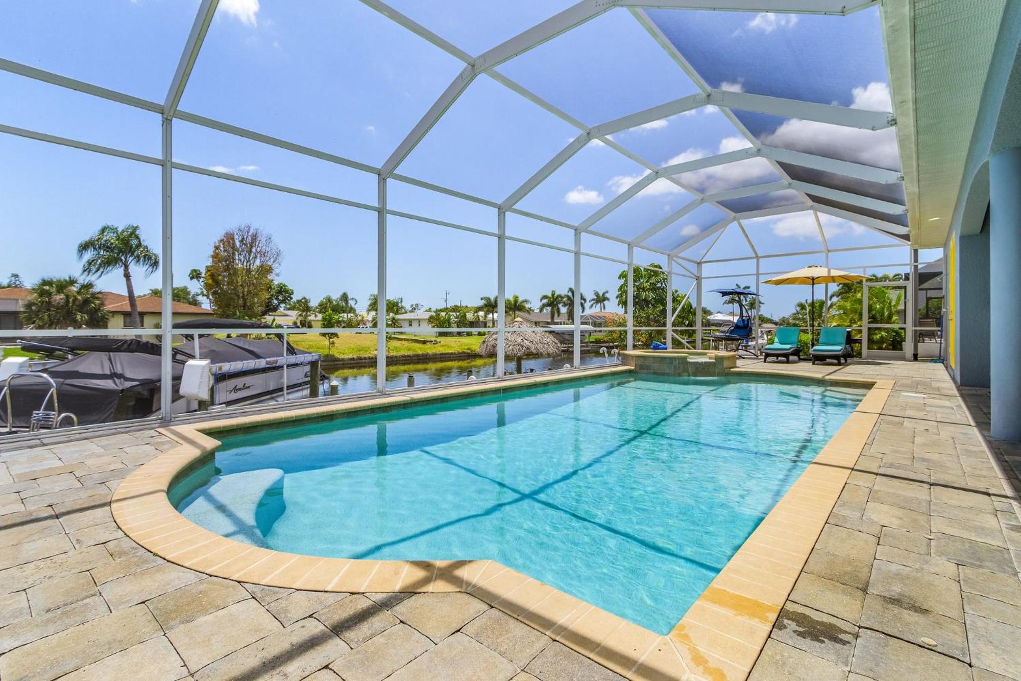 Pool And Spa, Tiki, Canal View, Sleeps10! - At Sunshine Funtime Cape Coral
