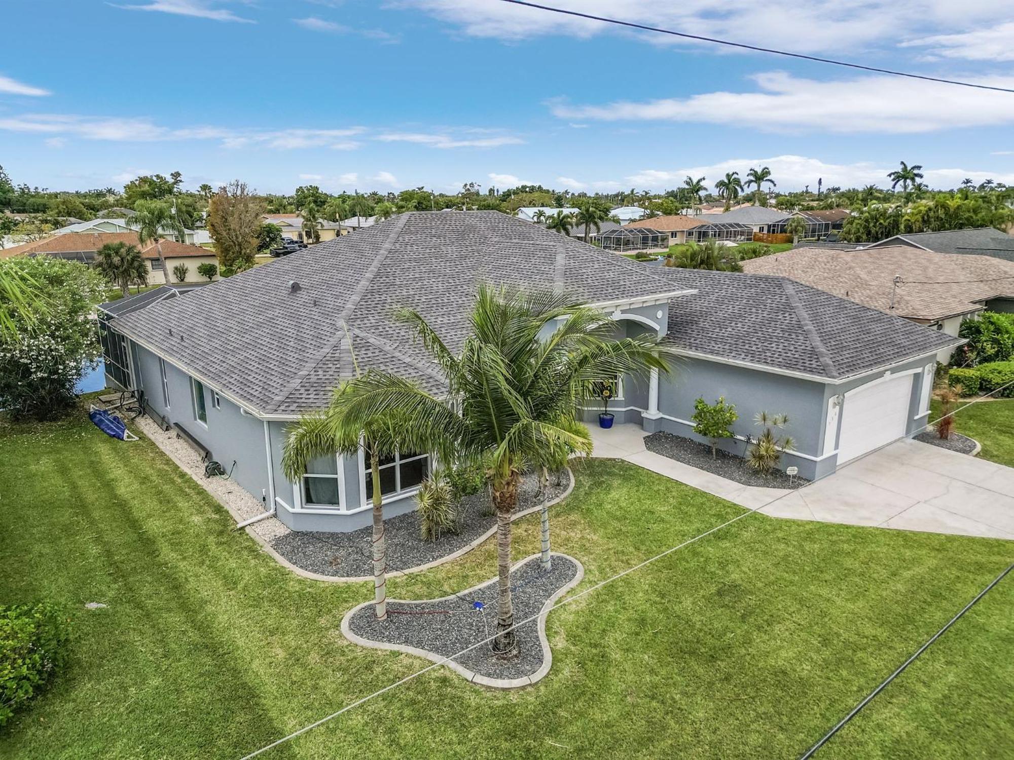 Pool And Spa, Tiki, Canal View, Sleeps10! - At Sunshine Funtime Holiday home *
