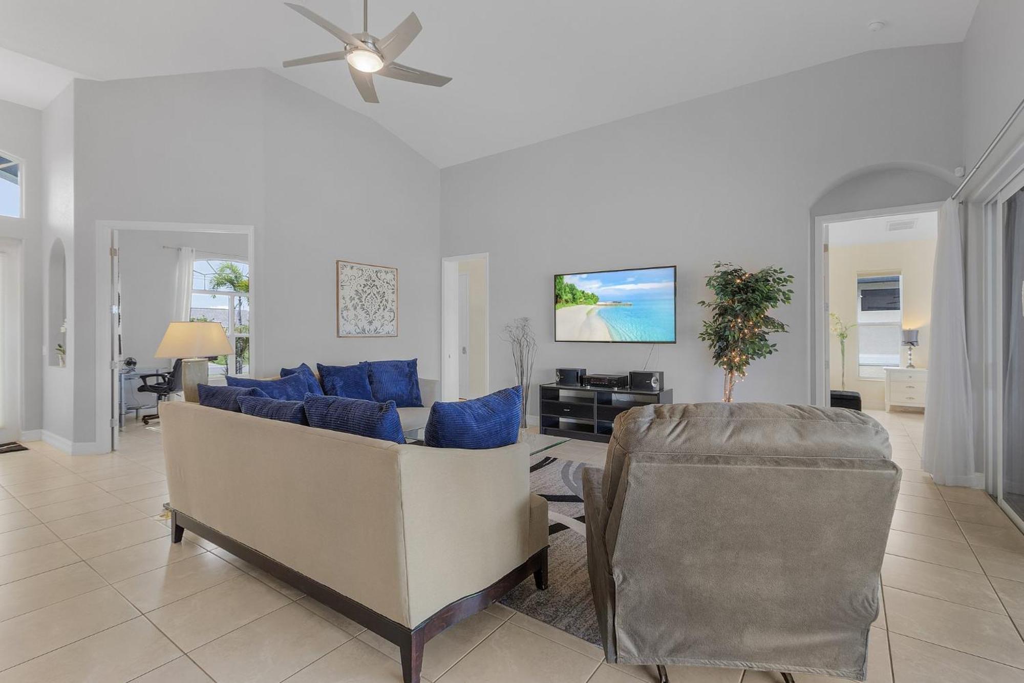 Holiday home Pool And Spa, Tiki, Canal View, Sleeps10! - At Sunshine Funtime *