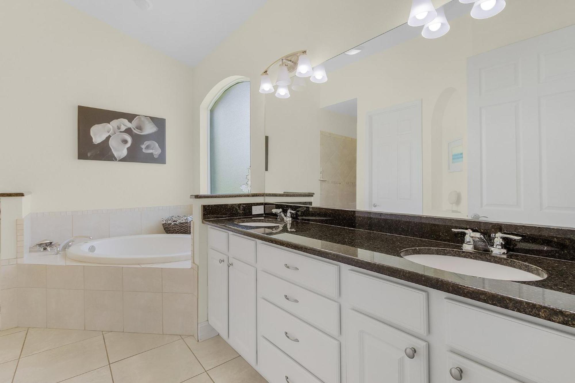 Pool And Spa, Tiki, Canal View, Sleeps10! - At Sunshine Funtime Holiday home Cape Coral