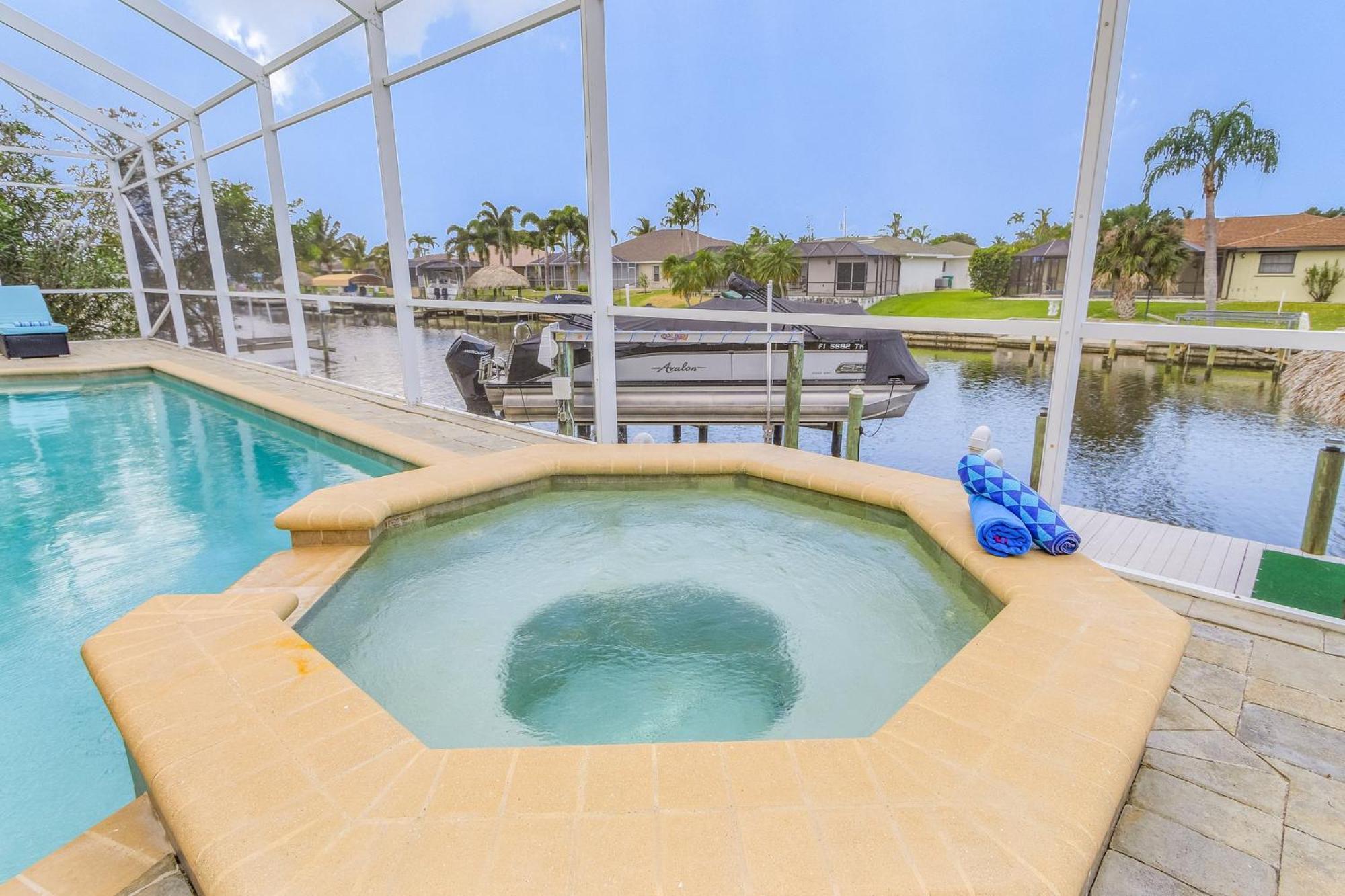 Pool And Spa, Tiki, Canal View, Sleeps10! - At Sunshine Funtime * Cape Coral