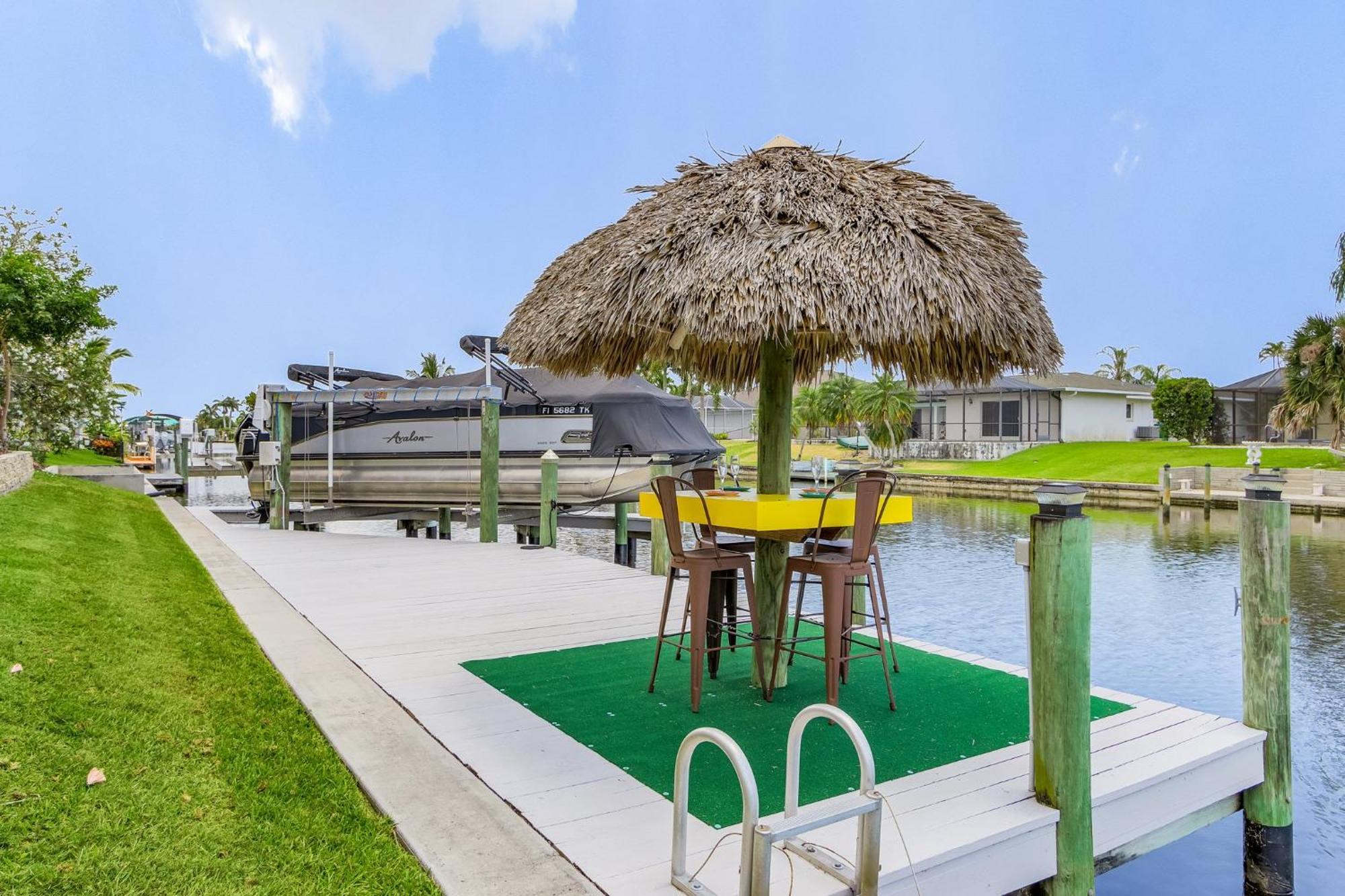 Pool And Spa, Tiki, Canal View, Sleeps10! - At Sunshine Funtime Holiday home Cape Coral